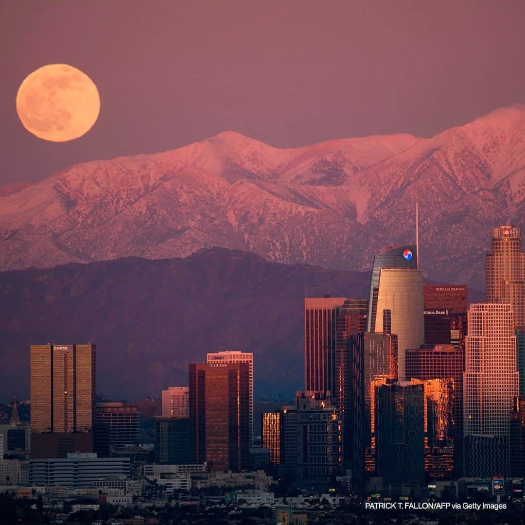 ABC Newsさんのインスタグラム写真 - (ABC NewsInstagram)「The last full moon of 2020, also known as the Cold Moon, is seen rising behind the snow-topped San Gabriel Mountains and the Los Angeles downtown skyline, and over the Panamericano Building in Montevideo, Uruguay. #moon #coldmoon」12月30日 17時03分 - abcnews