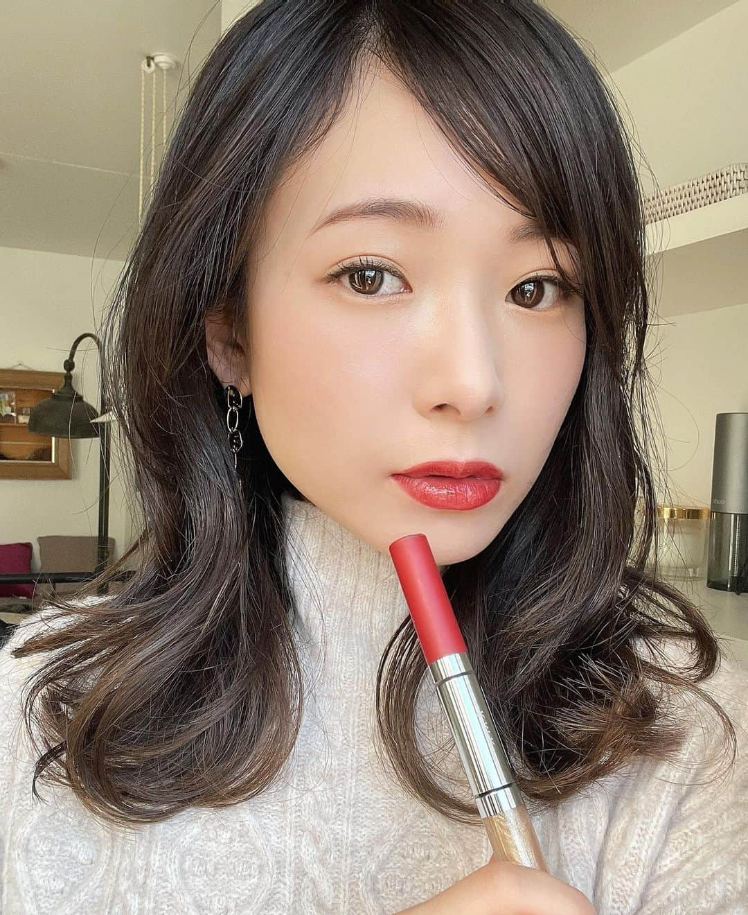 西川瑞希（みずきてぃ）さんのインスタグラム写真 - (西川瑞希（みずきてぃ）Instagram)「赤リップの日💋深みのあるレッドカラーに、ゴールドラメのグロスを重ね付け。  @rmkofficial Wリップ ルージュ&クリスタル 03 ロマンティックボルテージ  お久しぶりに前髪も流してセット。メイクに合わせて髪型も雰囲気変えてみるのも楽しいね//  #mizukitotalbeauty #rmk #lipstick #RMKリップ #ニュアンスチェンジ #リップ #赤リップ」12月30日 17時13分 - mizuki_nishikawa_