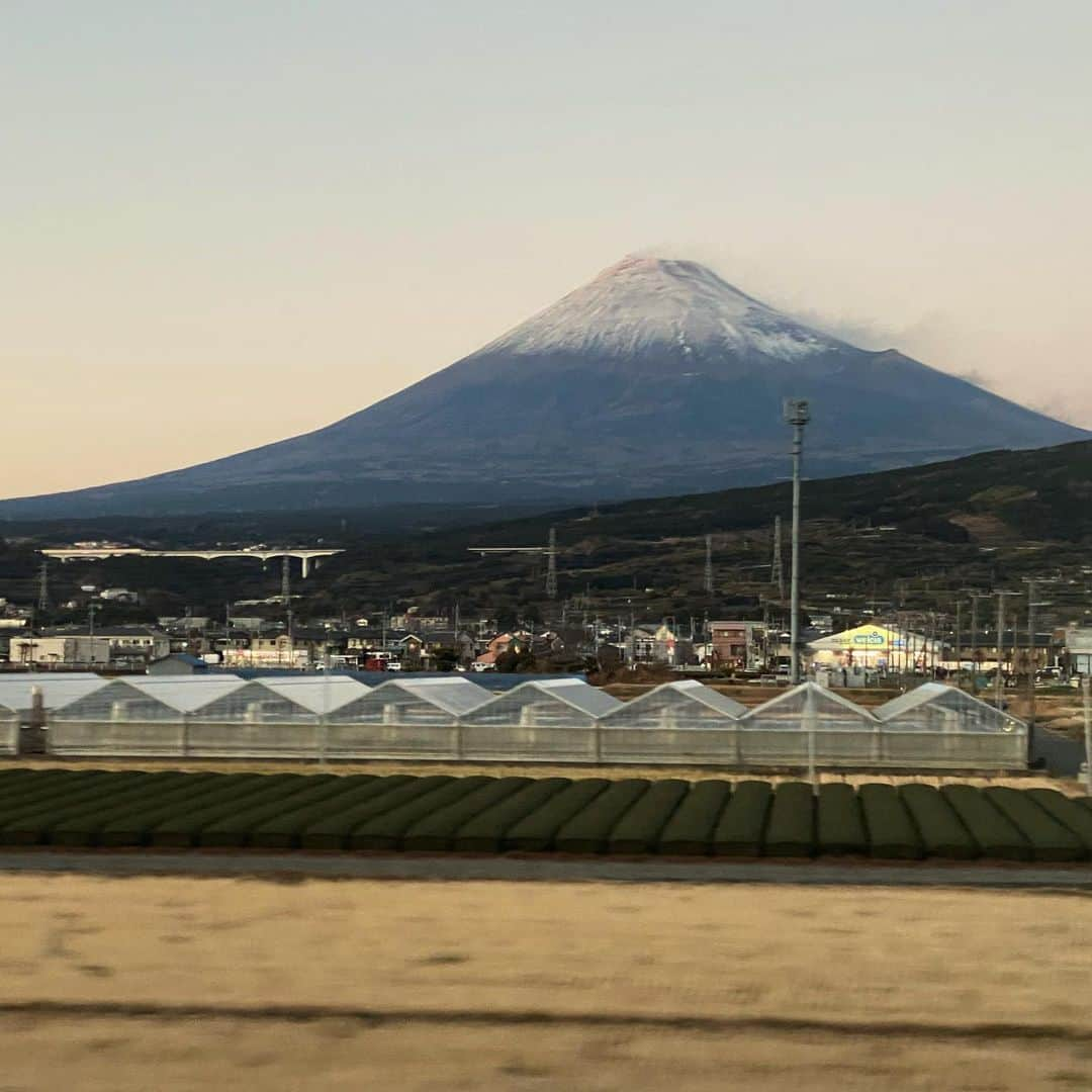 中野明海さんのインスタグラム写真 - (中野明海Instagram)「🚅 2020.12.30 16:46  雪が積もった富士山が 赤く染まるのは  「紅富士」 🗻✨✨  美しい  2枚目の🗻は たった3分後だけど 違う表情✨✨  ありがたいお姿 拝めて嬉しい一年の締めくくり✨  2021年も 一瞬一瞬の美しさ 大切に 楽しんで 生きてゆこうと思います🙏🏻✨😆✨🗻  #赤富士は雪が無い時 #紅富士 #川面にうっすら映る富士山の大きさに いつも感動😭✨」12月30日 17時05分 - akeminakano__official