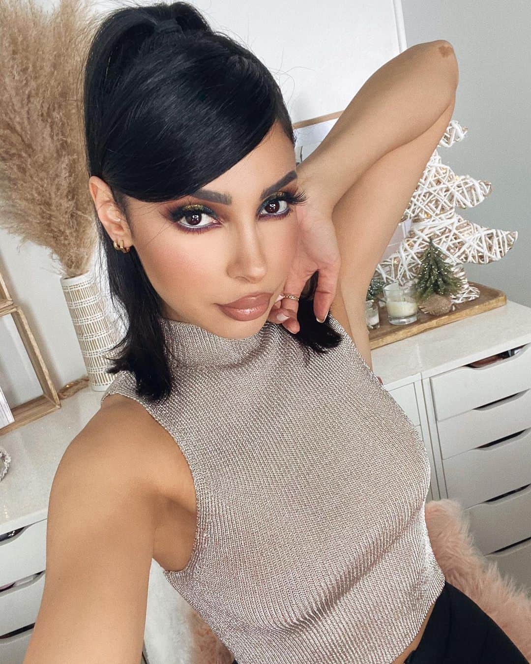sananasのインスタグラム：「Mornin’💚Je vous assure je souris à l’intérieur. Pourquoi ? Parce que les MAKEUP AWARDS 2020 💄 sont en ligne sur ma chaîne YouTube !!! 🎉🥇Lien dans la bio ! Franchement ca m’a demandée beaucoup de force psychologique de choisir les meilleurs produits maquillage de l’année 2020 ! Il y a eu tellement de sorties cette année 😱Mais j’ai réussi 💪🏻😎Et vous savez ce que vous allez faire pour me remercier ? Me lister en commentaires VOS produits coup de cœur de l’année 2020 ! 😜」