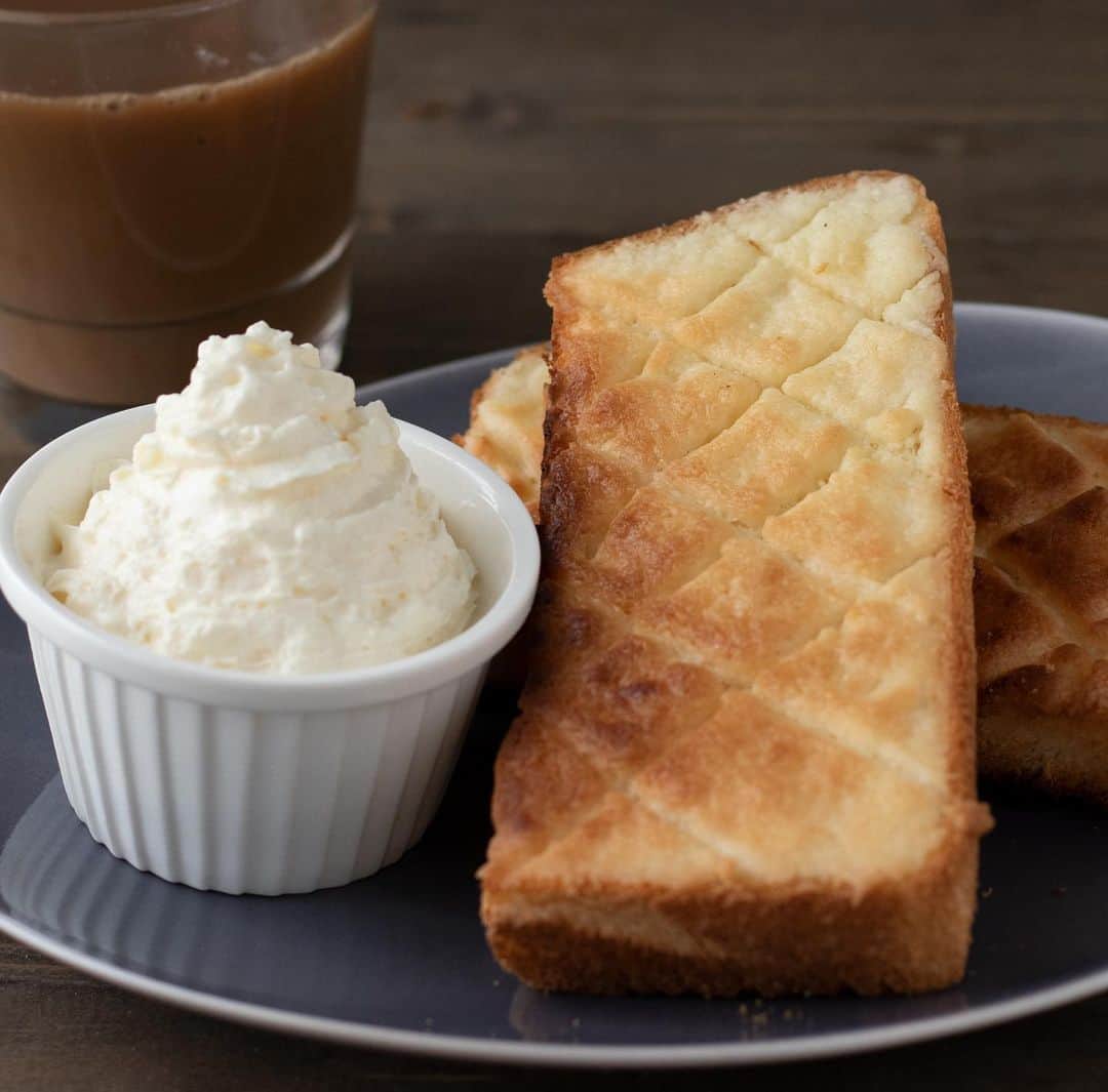 ザーネワンダー公式Instagramのインスタグラム：「レシピあり🍞 「メロン食パン」の作り方 * 食パンで作る簡単メロンパンです。 トースターでこんがり焼いて、たっぷりホイップクリームをつけて召し上がれ〜♪ * 今回のレシピは、 @moaiskitchenさんに作ってもらいました！ * [モアイズキッチン さんからのワンポイント] 爪楊枝で線をかけば、おなじみのメロンパン柄になります。 砂糖が入って焦げやすくなっているので、注意してください。 * * ぜひ参考に作ってみてくださいね！ * * ∴♔∴∴♔∴ Ⓡ Ⓔ Ⓒ Ⓘ Ⓟ Ⓔ ∴♔∴∴♔∴ * 「メロン食パン」 * 【材料】 食パン…1枚 バター…10g 砂糖…大さじ1 薄力粉…大さじ2 ザーネワンダーホイップクリーム…適量 * * 【作り方】 ①バターと砂糖を耐熱容器に入れ、電子レンジ600Wで40秒加熱し、溶かす。 * ②1に薄力粉を加え、ねっとりするまで混ぜる。 * ③食パンに2をのせてトースターで焼き目がつくまで焼く。 （目安：1000wで3分） * ④ザーネワンダーホイップクリームをトッピングする。 * * #ザーネワンダー #ホイップクリーム #生クリーム * #今日のごはん #手作りごはん #簡単レシピ #おかず #レシピ #食卓 #節約 #献立 #家庭料理 #節約生活 #自炊 #ランチ #家ごはん #時短レシピ #簡単レシピ #おいしい #料理 #美味しい #おうちごはん #手作り料理 #手料理 #料理好きな人と繋がりたい #スイーツ好きな人と繋がりたい #おやつレシピ  #おうちカフェ #メロン食パン」