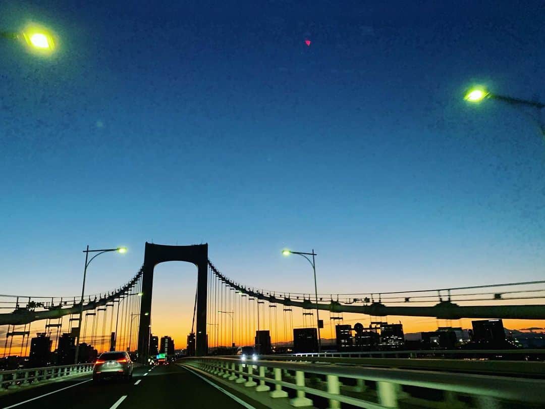 長野美郷さんのインスタグラム写真 - (長野美郷Instagram)「冬の空は澄んでいて とても好き。  ぐっと冷え込んできましたね 暖かくしてお過ごしください😊  今年もあと2日!!  #空」12月30日 17時10分 - misato_nagano_1127