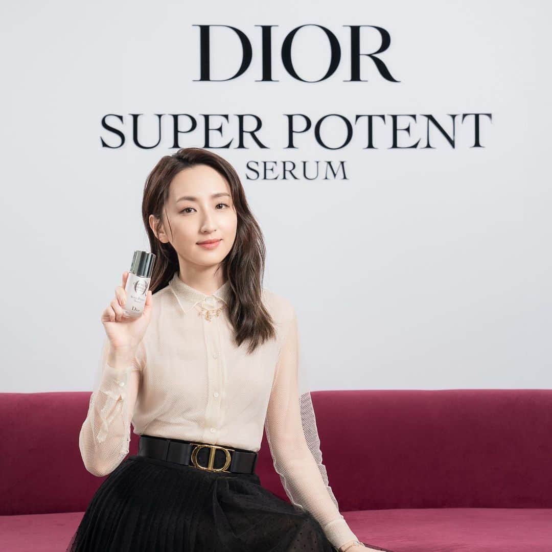 Vogue Taiwan Officialさんのインスタグラム写真 - (Vogue Taiwan OfficialInstagram)「#VogueBeautyHot 受邀擔任迪奧能量大使的 #柯佳嬿 以【#迪奧逆時能量系列】為肌膚注入超能量，私底下也不斷探索自我，全方位綻放超能量光芒，並獻給大家2021新年新的期許唷！（往左滑看影片>>>  #DiorSkincare #DiorCaptureTotale @DiorSkincare @alicekochiayen」12月30日 17時21分 - voguetaiwan