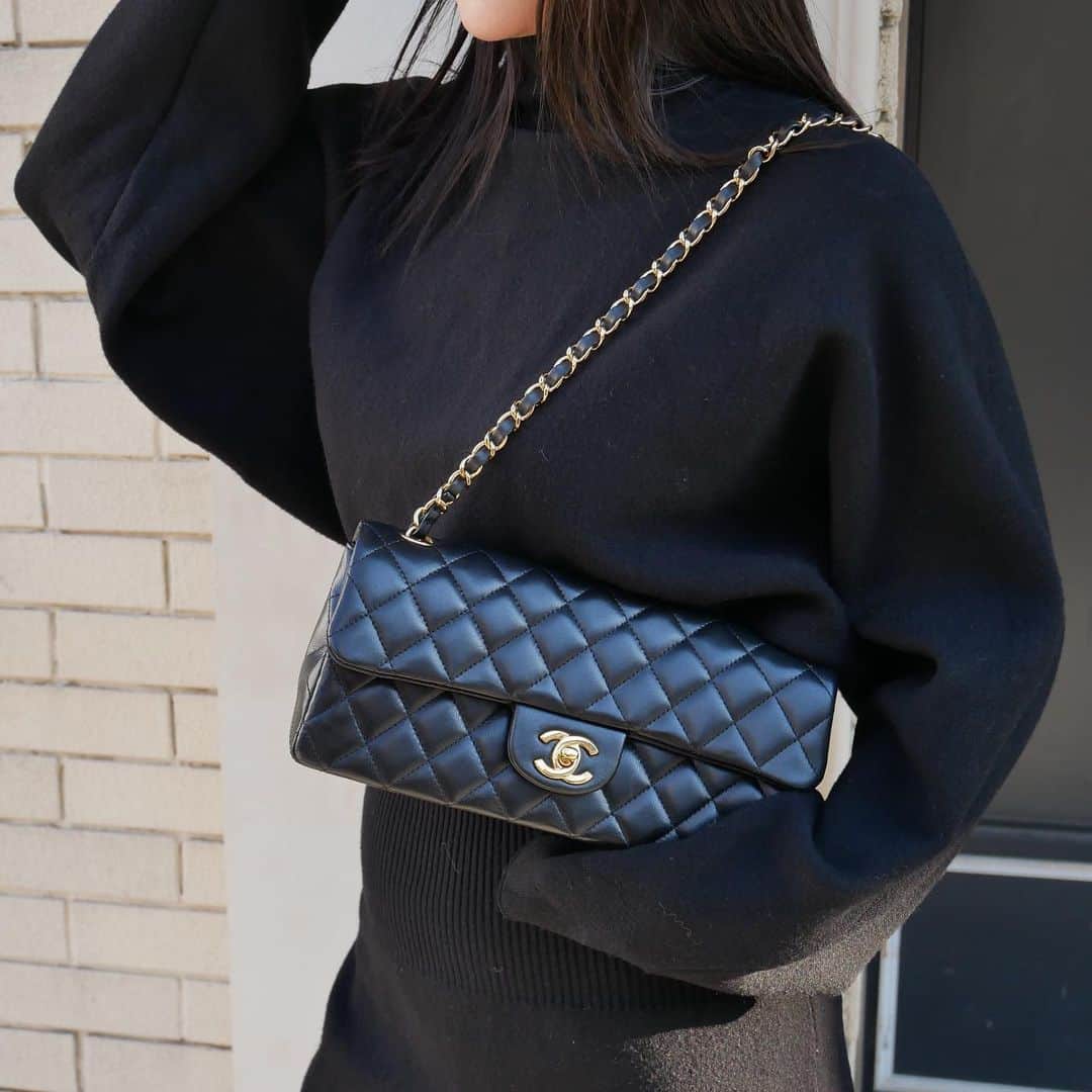 Vintage Brand Boutique AMOREさんのインスタグラム写真 - (Vintage Brand Boutique AMOREInstagram)「CHANEL EAST WEST CLASSIC SINGLE FLAP SHOULDER BAG BLACK 🖤  On website search for: AO23811  Free Shipping Worldwide 📩DM for more info and pricing  ➡️info@amorevintagetokyo.com  #vintagechanel #chanelstyle #amorevintage #chanelbag」12月30日 17時21分 - amore_tokyo