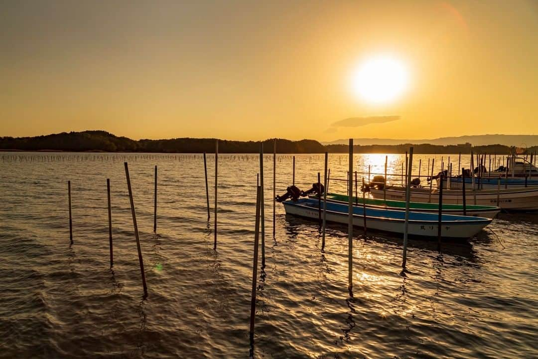 福島県さんのインスタグラム写真 - (福島県Instagram)「【松川浦の夕暮れ】  松川浦は、砂州（さす）に隔てられた南北5 km・東西3 kmの細長い潟湖（せきこ）です。県立自然公園になっている風光明媚な場所で、ノリの養殖も行われています。静かな船着き場に夕日がゆっくり沈んでいきます。  #松川浦 #相馬市 #相双地方 #福島県 #somacity #fukushima #traveljapan #futurefromfukushima #ふくしまからはじめよう #新しい生活様式からはじめよう」12月30日 17時15分 - realize_fukushima