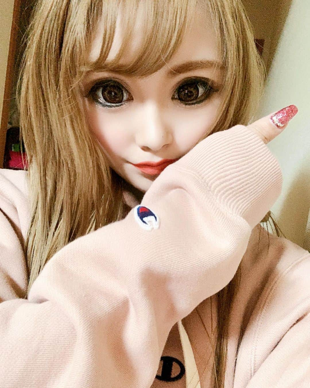 黒咲ゆうきさんのインスタグラム写真 - (黒咲ゆうきInstagram)「太った私に服がなくなった私。 クリスマスに冬服がない私にchampionの くすみピンクパーカー2枚と白パーカープレゼント貰って🎁 早速ローテーションしてる私。 このちっちゃいchampionマーク可愛いよね❤️ そして今日は時間あったから化粧ばっちり👌 オーバーリップのピンクリップにしてみた💋 最近リップクリームのみだったから久々リップメイク気合い入れたよ💄 リップライナーレアナニプレミアムのピンク👄 リップはレブロンのマットリップ❣️ グロスはラシャスリップでボリューミーにʬ 色がなんせ可愛い😍 #champion #くすみピンク #パーカー #唇もピンク #ピンクマニア💗  #ピンクラブ #オーバーリップ」12月30日 17時17分 - you_key25