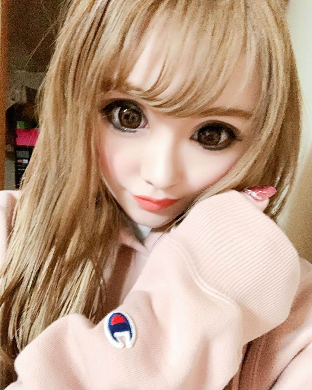 黒咲ゆうきのインスタグラム：「太った私に服がなくなった私。 クリスマスに冬服がない私にchampionの くすみピンクパーカー2枚と白パーカープレゼント貰って🎁 早速ローテーションしてる私。 このちっちゃいchampionマーク可愛いよね❤️ そして今日は時間あったから化粧ばっちり👌 オーバーリップのピンクリップにしてみた💋 最近リップクリームのみだったから久々リップメイク気合い入れたよ💄 リップライナーレアナニプレミアムのピンク👄 リップはレブロンのマットリップ❣️ グロスはラシャスリップでボリューミーにʬ 色がなんせ可愛い😍 #champion #くすみピンク #パーカー #唇もピンク #ピンクマニア💗  #ピンクラブ #オーバーリップ」