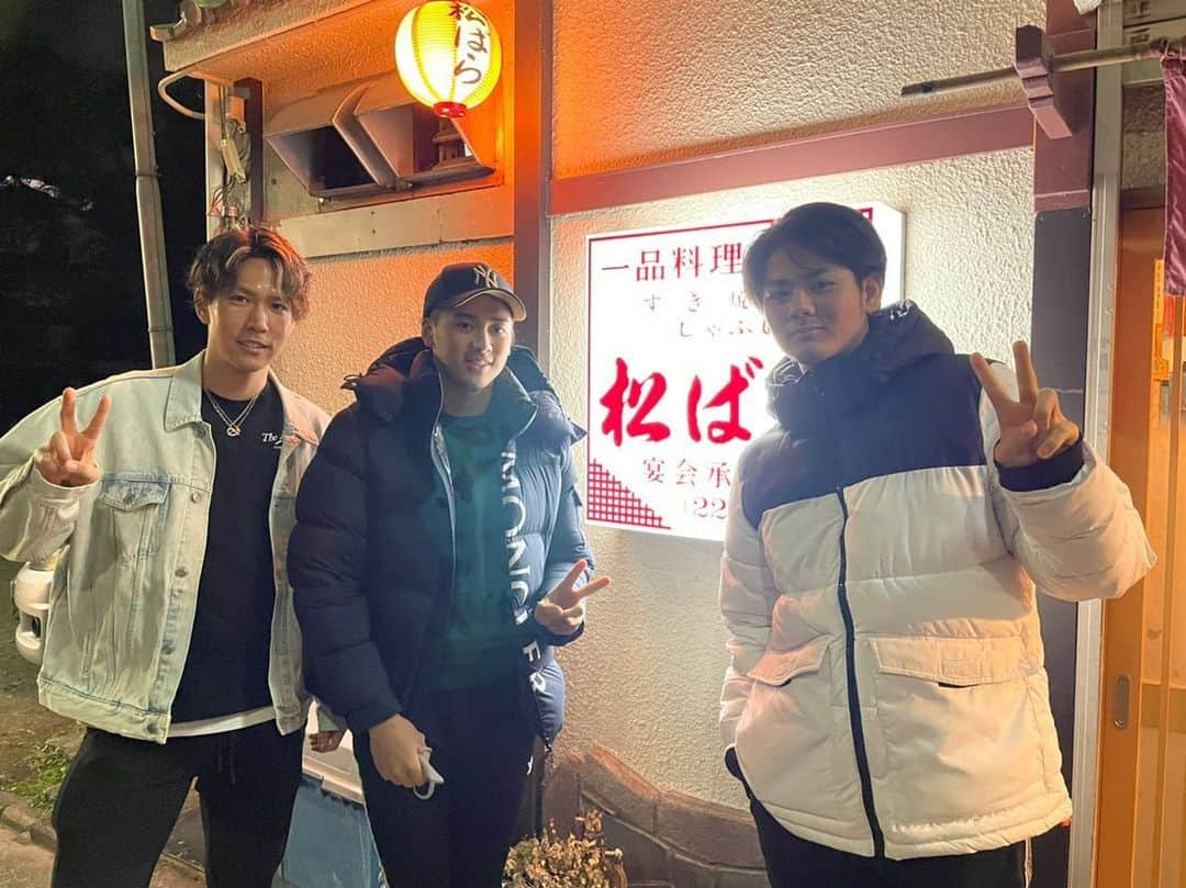 古村徹さんのインスタグラム写真 - (古村徹Instagram)「☆ ☆ ☆ ある日の事、滝太、敬斗と飯に。 お調子もんの2人だけどポテンシャル高くて ビジュアルも高い、そして愛嬌な笑 ☆ ☆ 7.8個くらい歳の差あるんだけどいい意味で 壁がないというか懐っこいというか笑 ドーベルにワンオクにTWICE、さらには スニーカーに、ロッカーでもよく喋った2人。 ☆ 彼ら若い力の活躍も期待。 ハマスタ行くよ、客としてね。 ☆ #宮城滝太 #滝太 #この季節に半袖 #森敬斗 #ケイトモリ #顔ちっさ  #犬みたいなやつら #ポメラニアンぽい  #dobermaninfinity #oneokrock #twice #niziu  #縄跳びダンス #前日のリハーサル #クオリティ」12月30日 17時17分 - comtan.official