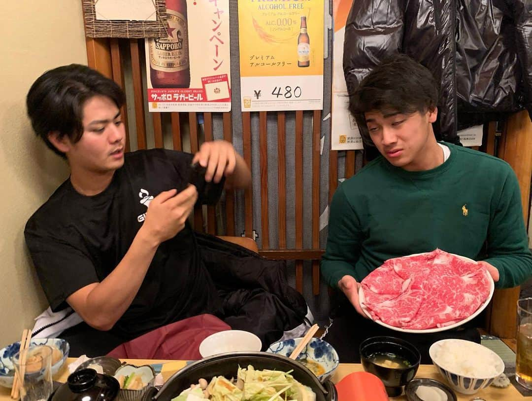 古村徹さんのインスタグラム写真 - (古村徹Instagram)「☆ ☆ ☆ ある日の事、滝太、敬斗と飯に。 お調子もんの2人だけどポテンシャル高くて ビジュアルも高い、そして愛嬌な笑 ☆ ☆ 7.8個くらい歳の差あるんだけどいい意味で 壁がないというか懐っこいというか笑 ドーベルにワンオクにTWICE、さらには スニーカーに、ロッカーでもよく喋った2人。 ☆ 彼ら若い力の活躍も期待。 ハマスタ行くよ、客としてね。 ☆ #宮城滝太 #滝太 #この季節に半袖 #森敬斗 #ケイトモリ #顔ちっさ  #犬みたいなやつら #ポメラニアンぽい  #dobermaninfinity #oneokrock #twice #niziu  #縄跳びダンス #前日のリハーサル #クオリティ」12月30日 17時17分 - comtan.official