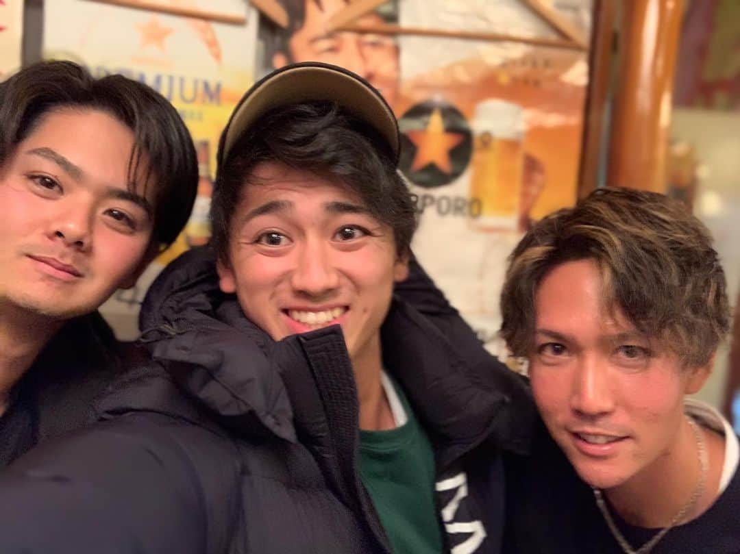 古村徹さんのインスタグラム写真 - (古村徹Instagram)「☆ ☆ ☆ ある日の事、滝太、敬斗と飯に。 お調子もんの2人だけどポテンシャル高くて ビジュアルも高い、そして愛嬌な笑 ☆ ☆ 7.8個くらい歳の差あるんだけどいい意味で 壁がないというか懐っこいというか笑 ドーベルにワンオクにTWICE、さらには スニーカーに、ロッカーでもよく喋った2人。 ☆ 彼ら若い力の活躍も期待。 ハマスタ行くよ、客としてね。 ☆ #宮城滝太 #滝太 #この季節に半袖 #森敬斗 #ケイトモリ #顔ちっさ  #犬みたいなやつら #ポメラニアンぽい  #dobermaninfinity #oneokrock #twice #niziu  #縄跳びダンス #前日のリハーサル #クオリティ」12月30日 17時17分 - comtan.official