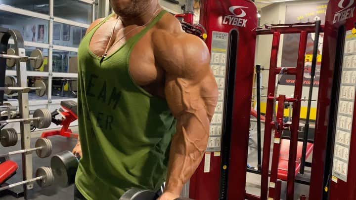 Phil Heathのインスタグラム：「Great to be back at  @armbrustprogym for a late night training session 💪🏽 I had to pull out the @fatgripz」