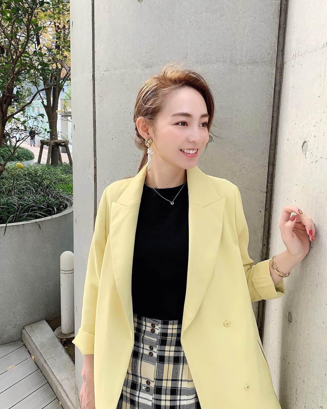 利水翔のインスタグラム：「. .  打ち合わせ前 shot😇💓📷﻿ イエロー×ブラック﻿ 大人コーディネート✨﻿ ﻿ ﻿ ﻿ 2020年もあと少しですね🤏﻿ 今年も1年ありがとうございました！  より寒くなってきたので﻿❄️ 皆様体調に気をつけて﻿ お過ごし下さい😇❤︎﻿ ﻿ ﻿ ﻿ ﻿ ﻿ ﻿ ﻿ ﻿ #enjoy #smile﻿ #ootd #happy﻿ #fishing #angler﻿ #selfie  #fation ﻿ #Black #yellow﻿ #冬 #釣り#ツリジョ ﻿ #コーディネート #offshot﻿ #釣りガール #利水つばさ#私服﻿ #ファインダー越しの私の世界﻿」