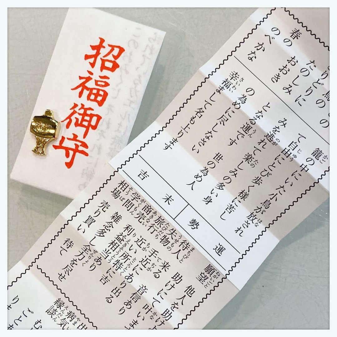 kumikoのインスタグラム：「こんなご時世なのでフライング初詣。 おみくじは末吉、小槌は除災・開運の御守り。」