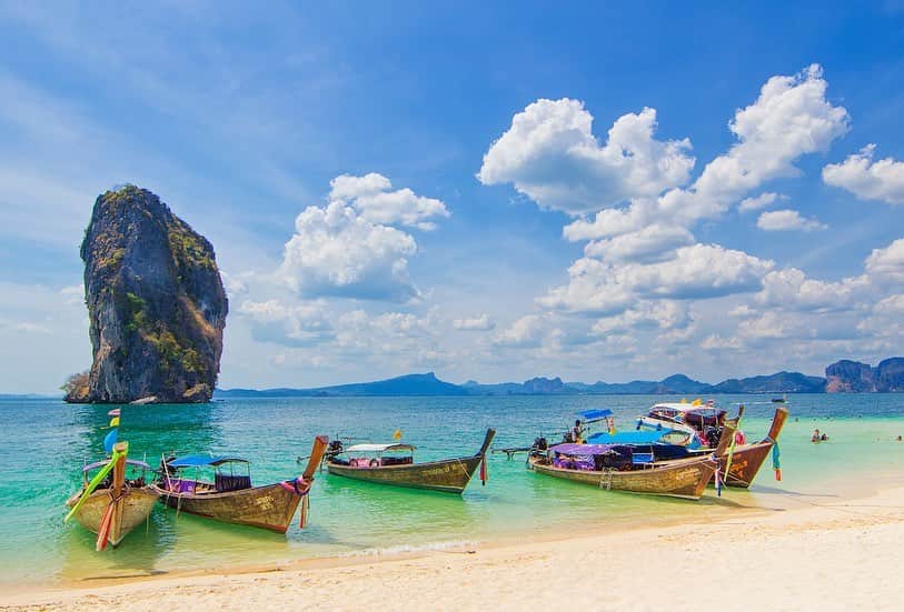 タイ国政府観光庁さんのインスタグラム写真 - (タイ国政府観光庁Instagram)「・﻿ ／⠀﻿ 2021年はタイに行こう！🇹🇭✨⠀﻿ ＼⠀﻿ ﻿ 今年も残すところ、あと2日✌️2020年は残念ながらなかなか海外旅行に行けない年となりましたが、来年こそはタイへ旅行に行きたいですね✈️‼️﻿ ﻿ 日本のおよそ1.4倍の国土を持つタイは、５つのエリアに分かれており、それぞれ魅力がいっぱいです👀✨﻿ ﻿ 🔴中央部はご存知、首都バンコクのあるエリア。王宮やワット・ポーといった定番観光地があるほか、チャオプラヤー川沿いにはリゾートホテルも🏨またアユタヤ王朝の遺跡群が残るアユタヤも、ここに属します🏛﻿ ﻿ 🔵古都チェンマイがある北部は、山岳地帯を有するエリア🗻他のエリアよりも比較的涼しく、マウンテンリゾートが増える近年注目のエリアです👏💗﻿ ﻿ 🔴最も広大なエリア・イサーン(東北)地方は、古代の農耕文明やクメール王朝時代の歴史を残しつつ、隣国ラオスやカンボジアの影響も受ける場所。ソムタムやガイヤーンといったイサーン料理も人気です😋﻿ ﻿ 🔵タイを代表するリゾート地・パタヤがある東部は、タイ湾と手つかずの自然に抱かれたエリア🏝🐚海も山も、どちらも捨て難い人におすすめ💁﻿ ﻿ 🔴マレー半島に位置する南部は、西にアンダマン海と東はタイ湾に囲まれ、多数のビーチリゾートが点在🏖👙プーケットを筆頭に南国情緒満点で、ダイビングやアイランドホッピングなどマリンアクティビティを楽しめます🤿﻿ ﻿ #タイ #バンコク  #チェンマイ  #プーケット #マウンテンリゾート ＃ビーチリゾート  #海外リゾート #こんなタイ知らなかった #もっと知りタイ #はじめてのタイ #タイに行きタイ #タイ旅行 #旅好きな人と繋がりたい #旅行好きな人と繋がりたい #海外旅行 #thailand #bangkok  #chiangmai  #phuket  #thairesort #thaibeach #instabeach #amazingthailand #thailandtravel #thailandtrip #thai  #thaistagram  #lovethailand﻿」12月30日 17時26分 - amazingthailandjp