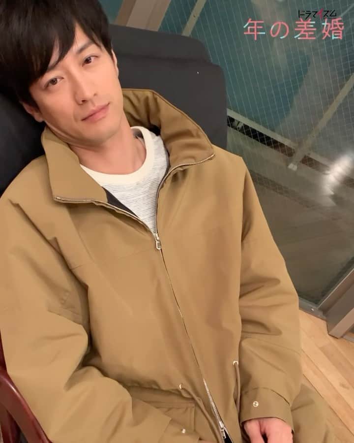 「年の差婚」ドラマイズム【公式】のインスタグラム：「.  ／ 2020年もあと2日...🥺🥺 ドラマ #年の差婚 💗 ＼  #今日は一層冷えますね😣😣❄️ #お家でぬくぬく過ごす年越し...🍵 #ゆる晴海さんオフショです👏👏 #竹財輝之助  1.2話はコチラから📱 tver.jp/corner/f0064044  #葵わかな #竹財輝之助 #松本若菜 #小野寺晃良 #吉野北人 #河井青葉 #徳井優 #吹越満 #原因は自分にある。#hankun #ドラマイズム #ほっこりキュン」