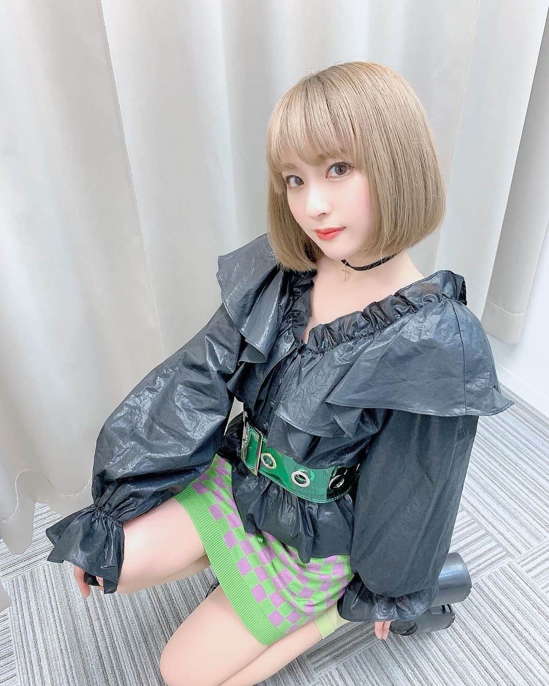 綾野ましろのインスタグラム：「BLACK×GREEN！！！ 浅草でのライブに合うような衣装をチョイスしてみた🧸✨  あまりしなかった組み合わせとか素材感、 どうだろうーっ☺︎？  #fashion #綾野ましろ　#ましライブ」