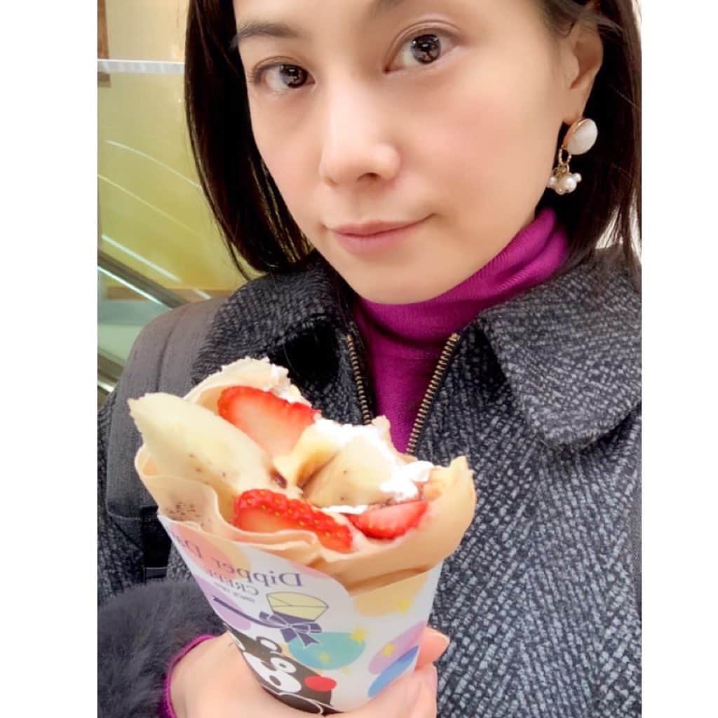 のインスタグラム：「クレープ食べますか〜？😗🍓🍌🧁 いちごとバナナのカスタードチョコ😘 美味しかった😋  風が冷たくなってきましたねっ❄️ みんなも暖かくしてねっ🤗💗💚💛  #久しぶり#クレープ#美味しい#スイーツ#sweets#delicious#fun#good#friend#happy#love#happiness#good#smile#Kobe#japan」