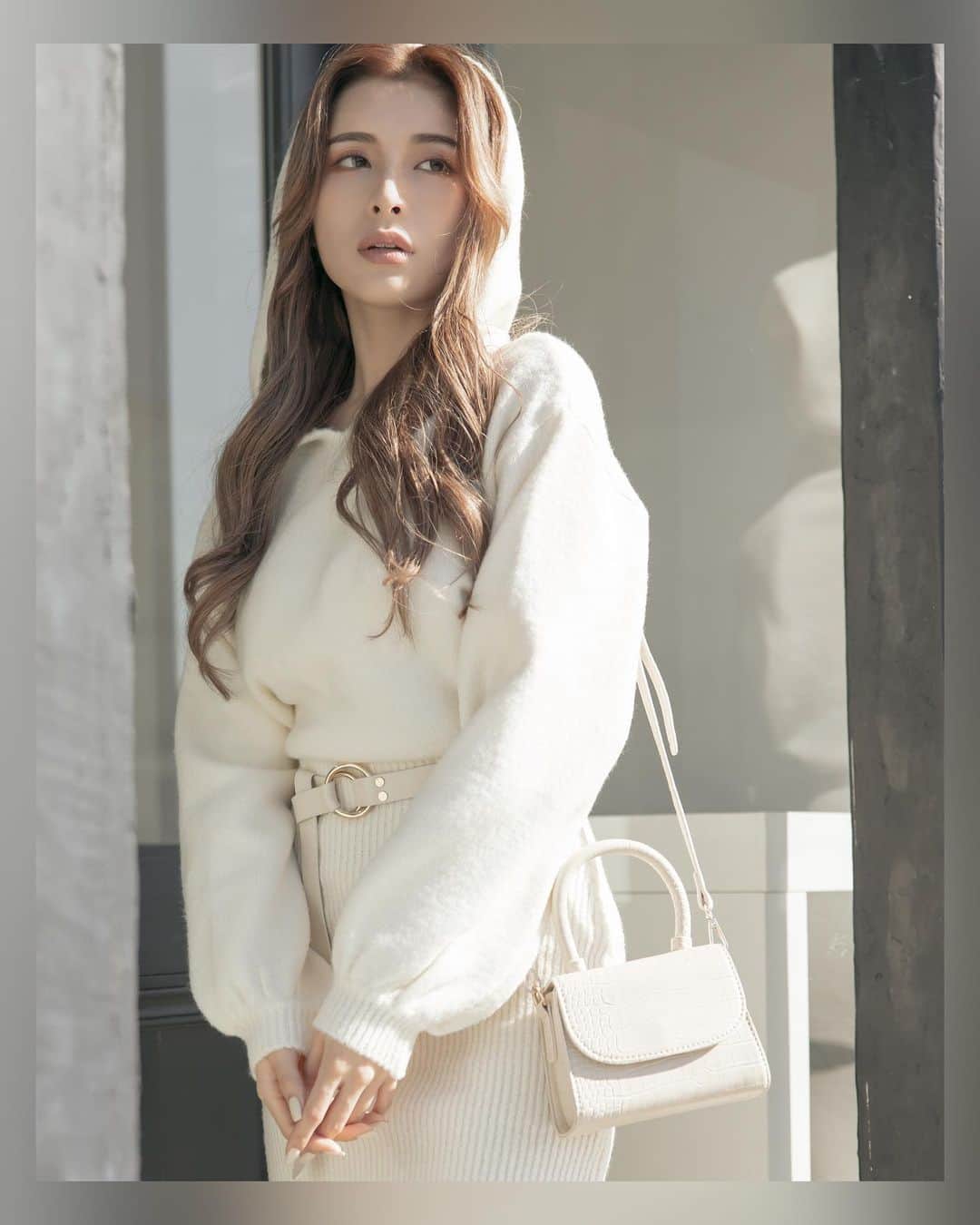 デュラスアンビエントのインスタグラム：「𝐊𝐧𝐢𝐭 𝐡𝐨𝐨𝐝𝐞𝐝 𝐭𝐢𝐠𝐡𝐭 𝐨𝐧𝐞𝐩𝐢𝐞𝐜𝐞  〈Beige,Gray,Black〉 フード付きのラフな雰囲気にタイトシルエットで色っぽさをプラスし、カジュアル過ぎないデザインに仕上げたアンビエントらしい逸品。 楽なのに一枚で決まりデイリー使いもしやすい万能ワンピースです。 シューズの選び方で違った印象を楽しめるはず。 _____________________________________ www.ambient-online.com @ambientofficial @ambient_ariake @ambient_yurakucho @ambient.opa #アンビエント#ambient_official  #coordinate #styling #20AW #fw20 #chic」