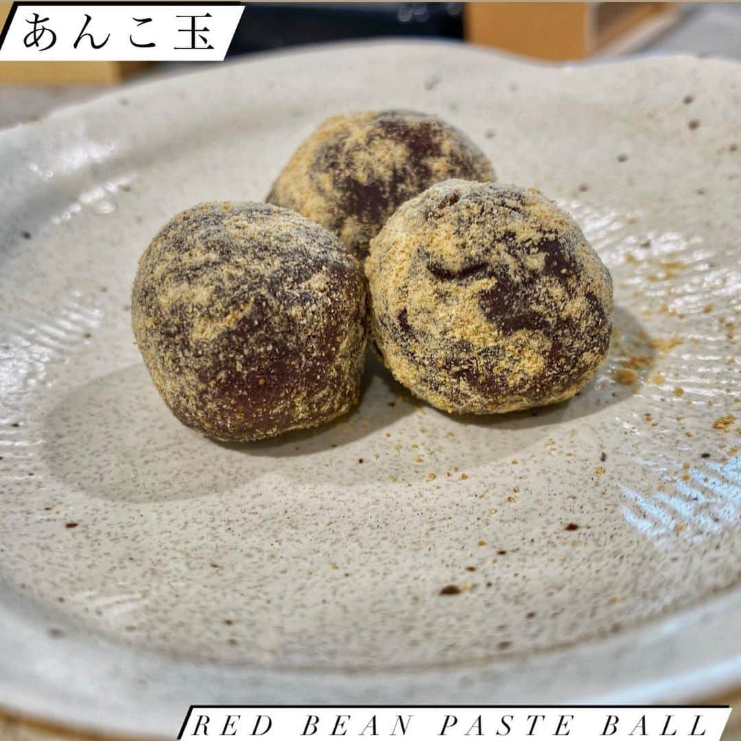 大野南香さんのインスタグラム写真 - (大野南香Instagram)「* 【Red Bean Paste Ball】 I've grown up in Nagoya, where Anko (red bean pastd) is very familiar with breakfast, and I often make Anko at home. Red beans contain less fat and are a good source for healthy sweets! It goes very well with Kinako (roasted soybean flour)❤︎ ︎︎﻿ ︎︎﻿☺︎︎﻿ ︎︎﻿ ︎︎﻿☺︎︎﻿ ︎︎﻿ ︎︎﻿☺︎︎﻿ 【あんこ玉】 自家製(もしくは砂糖控えめ)のあんこは本当においしい◎そしてきなことよく合う🥰 あんこちゃんをコロコロ〜って一口サイズに丸めて、お砂糖の入っていないきな粉をつけてあげるだけ！おいしいほうじ茶や煎茶のお供にどうぞ🍵❤︎  #everydayhappy ︎︎﻿ ︎︎﻿☺︎︎﻿  #ヘルシー﻿ #料理﻿ #クッキングラム ﻿ #cooking﻿ #healthyfood﻿ #minakaskitchen﻿ #vegansweets﻿ #ヴィーガンスイーツ﻿ #homemade ﻿ #homemadefood ﻿ #vegan﻿ #vegetalian﻿ #ベジタリアン﻿ #ヴィーガン﻿ #ビーガン﻿ #organic﻿ #organicfood ﻿ #bio﻿ #オーガニックカフェ﻿ #cheesecake﻿ #bakedcheesecake ﻿ #vegandessert﻿ #あんこ #和菓子 #japanesesweets」12月30日 17時36分 - minaka_official