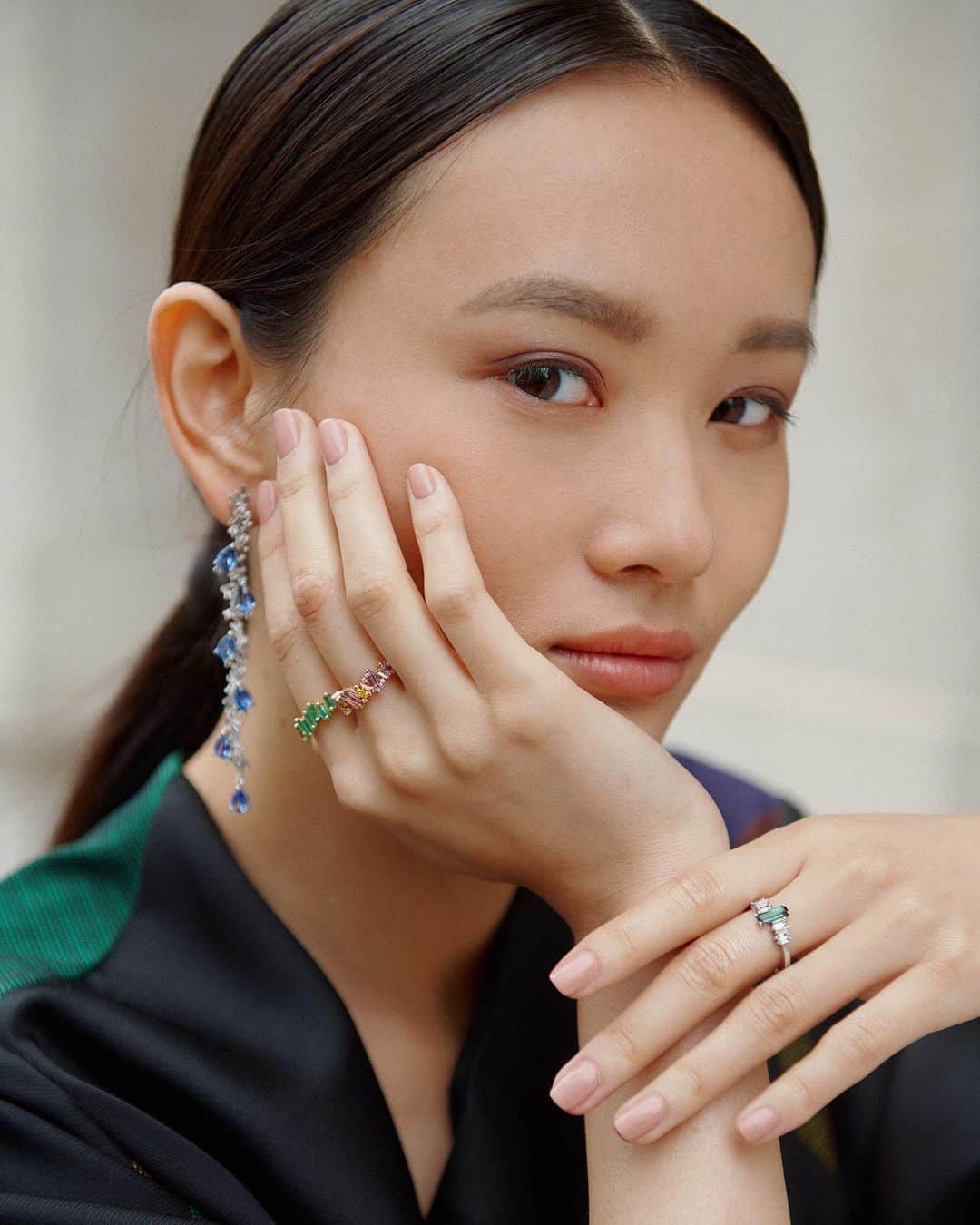 のインスタグラム：「@SuzanneKalan jewels needn’t be reserved for festivities. Vivid shards of precious gemstones will make the everyday dazzle.  #Harrods #HarrodsFashion #HarrodsLuxuryJewellery   Our stores are closed – but you can still shop remotely through our Personal Shopping service, and online at harrods.com.」