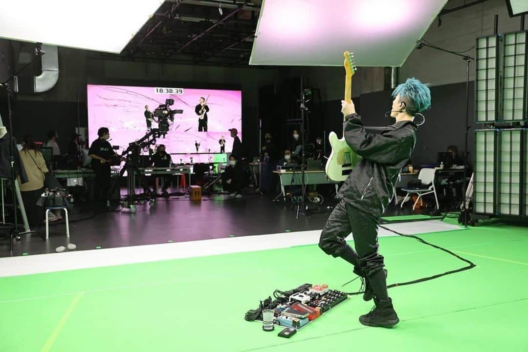 雅-MIYAVI-さんのインスタグラム写真 - (雅-MIYAVI-Instagram)「改めて、、  やりきった....！！！！！  ２０２０、燃え尽きました。  連日リハーサルを重ねていて 想定外のことや 直前まで見えない部分が多かったので  正直、めちゃめちゃ不安でした。  前日も３回くらい起きて、何回も夢見てたくらい。苦笑  でも今年最後、このタイミングで、このプロジェクトを実現できて本当に良かった。  「何も出来なかった２０２０」にしたくなかった。  コロナで出来なかったこと  よりも  コロナがあったから出来たこと  僕は、どんな時でもいつもそこに目を向けていたいし、そこにこそ未来への光があると信じています。  どんな状況でも、 僕たちは挑戦することができる。  そして挑戦し続ける限り 僕たちは希望を失わない。  コロナにも負けないし  たとえ小さな一歩でも より良い未来、持続可能な社会にするために歩み続ける。  今回のテーマでもあった気候変動に関しても、難民問題にしても、一晩で何かが変わるような問題じゃない。だからこそ、小さな声でも叫び続けることが大事だし、僕たちアーティストも作品やパフォーマンスを通じてその一旦を担うことができると改めて確信しました。  今回、クリスマス返上で連日スタジオ缶詰めで働いてくれた日米スタッフの皆に本当に感謝です。共にこのプロジェクトを達成できたことを誇りに思います。  そして観てくれたみんな、ありがとう。この激動の時代に、共に同じ空の下で生きていることを嬉しく、そして心強く思います。  ありがとう！  M  #Repost @miyavi_press ・・・ 【Report】 #MIYAVI サステイナビリティにかんする問題コンセプトのライブ無料配信👀‼️  「ここから先は確実に #リアルとバーチャルが融合 していくと思います」  ギタリスト・MIYAVIが12/28(日)、Twitch上の #AmazonMusic Japanチャンネルでライブ『MIYAVI Virtual Level 5.0: Synthesis シンセシス』を無料配信。  本ライブは #サステイナビリティ にかんする問題をコンセプトとし、最新アルバム『#HolyNights』と、『#NOSLEEPTILLTOKYO』の楽曲を中心に演奏。  オープニングMCでは、「みんなのチャットが見えてます！みんながどこから観ているか教えてください！」というMIYAVI からのコメントに、日本各地はもちろん、アメリカ、イギリス、メキシコ、タイ、ブラジルなど世界各国からのたくさんのコメントが寄せられる姿が。  続いて、「地球とどうやって共存していくか、地球上でどうすればサステイナブルな未来が作れるかをテーマにしています」というMIYAVIからの今回のライブの趣旨が説明。  「今年はクレイジーな年でしたよね。コロナをきっかけにこの地球をどうやって持続可能な社会にしていくのかを気付かされることになりました」というコメントに加え、地球で起きているさまざまな問題について言及。  「気候変動、難民問題、人種差別、飢餓貧困……これから先、どうやって共存していくのか。また、幸せの価値、成功の価値は何のか。みなさんの意見と声を聴きたいと思っています」と、呼びかけた。  続いてのMCでは、人と会える機会が減っている中、ファンの方々と繋がる機会を求めてさまざまな方法を模索してきたことを伝えながら、「ここから先は確実にリアルとバーチャルが融合していくと思います」と、これからのライブの在り方について語る。そこで「一緒にみなさんとバーチャルで旅ができればと思います」と、方向性を語った。  MIYAVIの脳波をビジュアル化した映像の中で『Holy Nights』を披露し、その後MIYAVIは、「僕の子供たちの世代にずっとマスクとか付けてほしくないし、水を買わないといけない、もしかしたら空気も買わないといけない。そういう未来には絶対したくないと思っています」と、思いを伝える。  さらに、「僕たちが気候変動の影響を直に感じた世代であり、未来を変えられる最後の世代と言われています。未来のために私たちに何ができるかを、みなさんと語りたいと思います」と、ファンからのたくさんのコメントを読み上げるシーンも見られた。  最後は『Under The Same Sky』を熱唱。 #MIYAVIが思い描いている明るい未来のイメージ を披露してみせた。  [SET LIST] 　M1：Holy Nights (INTRO) 　M2：Need For Speed 　M3：Tears On Fire 　M4：Other Side 　M5：Fragile 　M6：Holy Nights 　M7：Bang! 　M8：Under The Same Sky  📰 http://www.edgeline-tokyo.com/entertainment/62347 ©️edgelinetokyo」12月30日 17時36分 - miyavi_ishihara