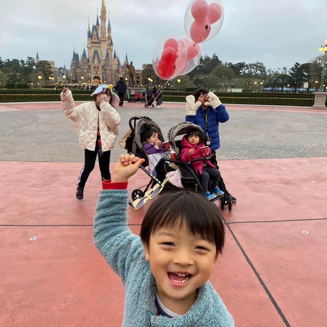 高村凛のインスタグラム：「やっとおやすみが取れてディズニーランドに来たよ❤️❗️  寒ーい⤴️💦  でも頑張ってまわります👏🤲🌈  #tokyodisneyland」