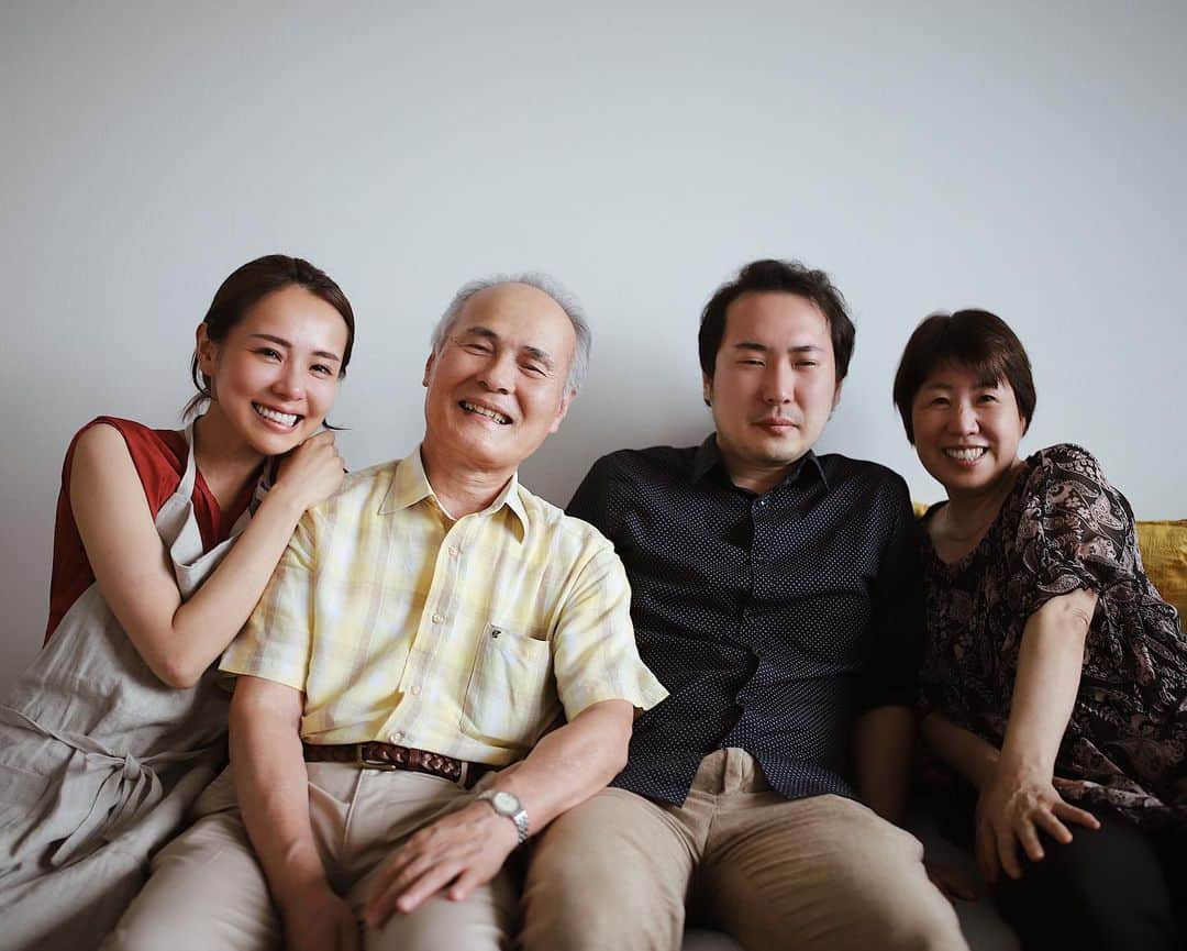 小松あやのインスタグラム：「. 今年もたくさん写真撮ったけど、 その中でも特に印象的で、好きな一枚😋 　 　 昔はどこか行くとこの4人で写真撮るのが当たり前だったけど、 弟や私が結婚して、 それぞれに家族ができてから、いつのまにか、 4人で写真撮る機会ってなくなっちゃった😌 　 お父さん年とったなあ、 弟もうおっさんやなあ、 お母さん相変わらずかわいいなあ、 　 なんてことを思いながら、 これ見てほっこりしています🍵 　 　 来年も心に残る写真をたくさん撮ろう✊  　 #と言いつつ撮るのはいつも旦那さん #来年もお願いします 　 　 #家族写真 #家族の時間 #4人家族 #familytime #familyphoto #家族の風景 #家族っていいね #家族タイム」