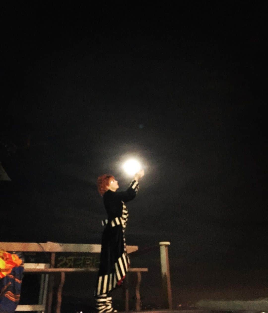 ボニー・モーガンのインスタグラム：「Lunacy! Holding on to magic moments with both hands #foolmoon #adventuresofbendybonnie #lunatic #lunacy #nocturnal #shenanigans #creatureofthenight #grateful #stripes #topoftheworld #bendybonnie」