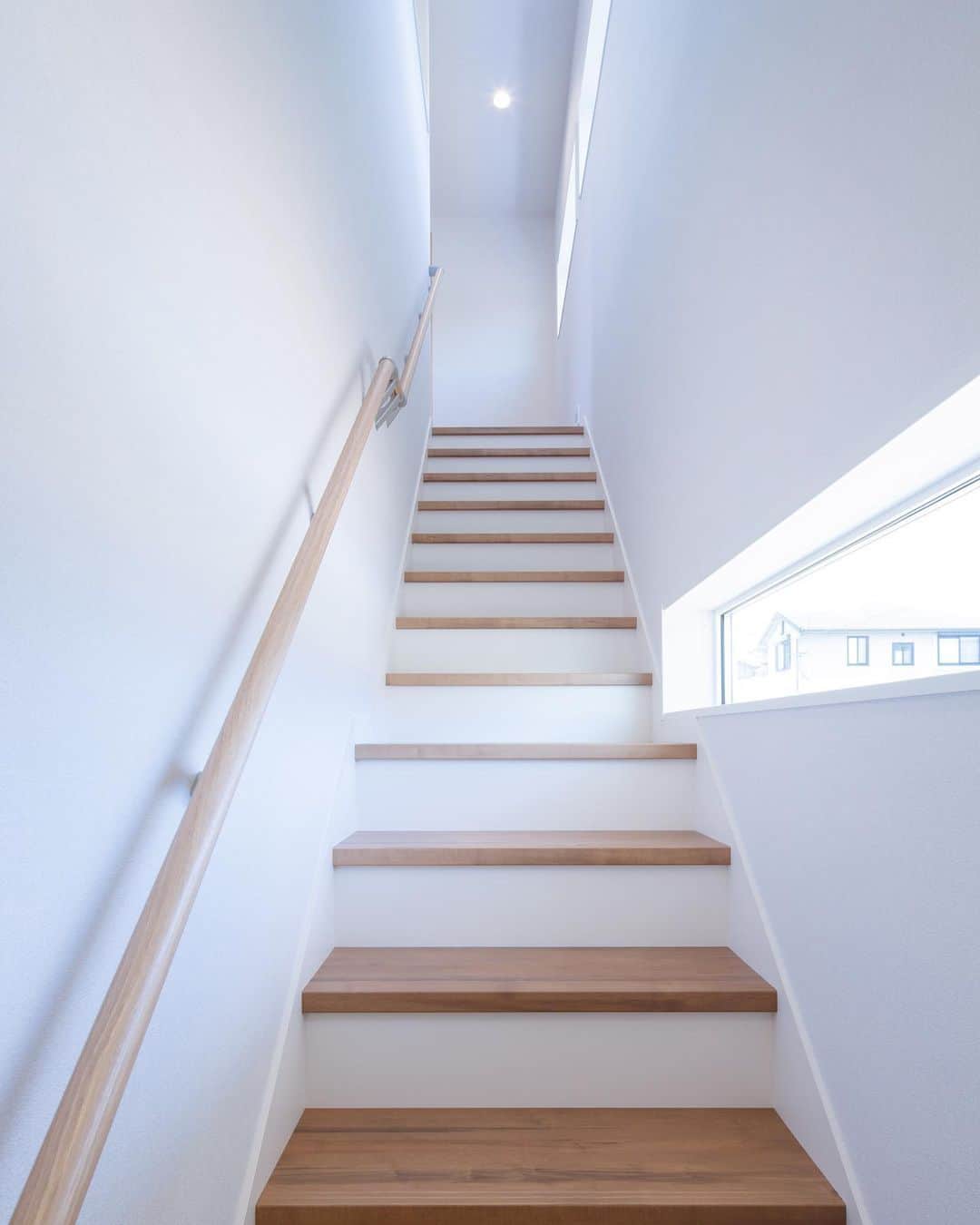 Cozy Homeさんのインスタグラム写真 - (Cozy HomeInstagram)「． 明るく清潔感あふれる階段スペース。   窓から差し込む光が真っ白な壁に反射して より明るい空間を生み出します☀️   2階の廊下も気持ちがいい✨ナチュラルで 優しい雰囲気が漂っています。 ．   ＝＝＝＝＝＝＝＝＝＝＝＝＝＝＝＝＝＝＝＝＝＝ 資料請求はコチラ →@cozyhome.wakayama2 ＝＝＝＝＝＝＝＝＝＝＝＝＝＝＝＝＝＝＝＝＝＝＝ 施工写真やイベント情報はプロフィールへ →@cozyhome.wakayama ＝＝＝＝＝＝＝＝＝＝＝＝＝＝＝＝＝＝＝＝＝＝＝ ＊   #階段 #明るい階段 #真っ白な壁 #2階廊下 #コージーホームの家 #注文住宅 #cozyhome #新築#home #インテリア #工務店 #暮らし #マイホーム #コージーホーム #注文住宅和歌山 #和歌山市 #interior #家づくり #住宅 #instahouse #マイホーム計画 #施工写真 #見学会 #おしゃれな家 #暮らしを楽しむ家づくり」12月30日 17時55分 - cozyhome.wakayama