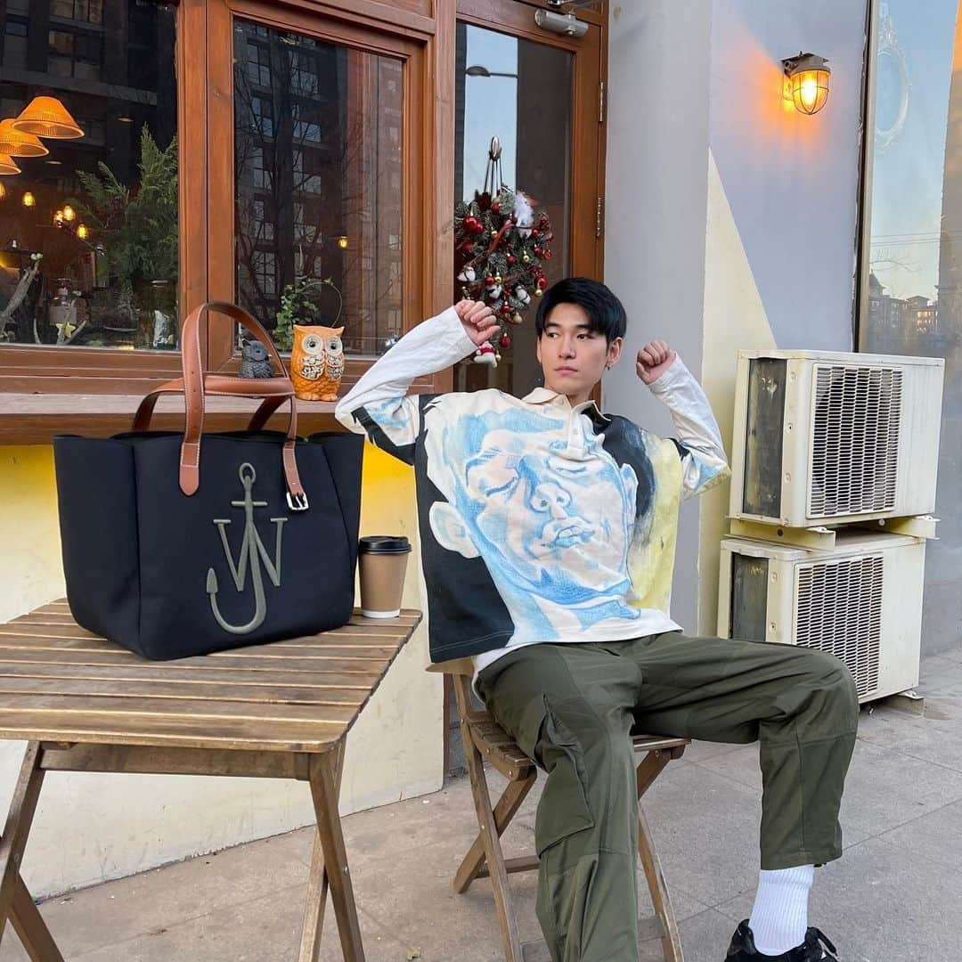 樋口葉生さんのインスタグラム写真 - (樋口葉生Instagram)「@jw_anderson BELT TOTE エココンシャスバージョンは、ペットボトルをリサイクルすることで生まれるキャンバス生地を使い、おおよそ500mlのペットボトル9本分から1つのトートができてるらしいです♻️♻️♻️ #jwanderson」12月30日 18時05分 - haohiguchi