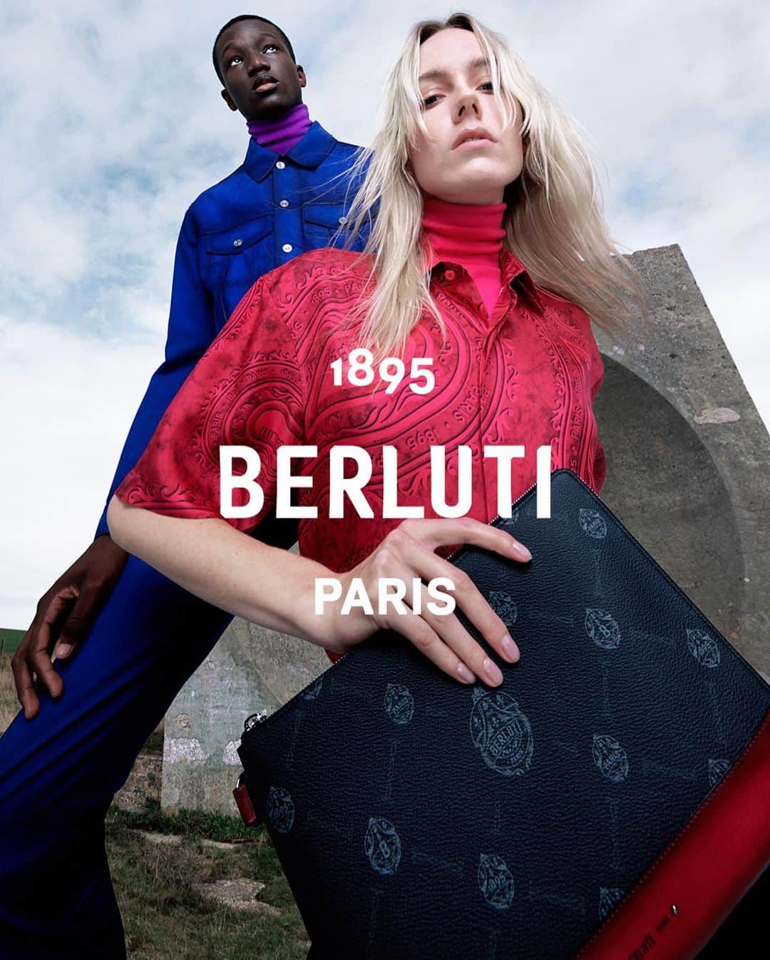 ベルルッティのインスタグラム：「- THE #BERLUTI SPRING 21 CAMPAIGN -  Introducing the ‘Nino’ Large Clutch in SIGNATURE Canvas in its new Rose Garden Pink patina finish.   The pre-collection is now available In-Store and on the E-Shop. Swipe left to shop.   Photography by @julienmartinezleclerc  Creative Direction by @kris_van_assche and @mmparisdotcom  Styling by @mauricionardi」