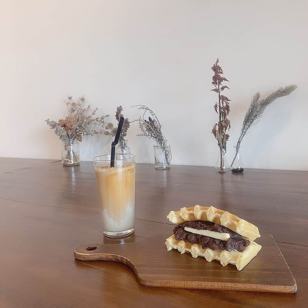 横山なつみのインスタグラム：「カフェ活〜 あんことバターって最強よな  #ノグコーヒーロースターズ #あんバターワッフル #品川グルメ #品川カフェ #カフェ活」