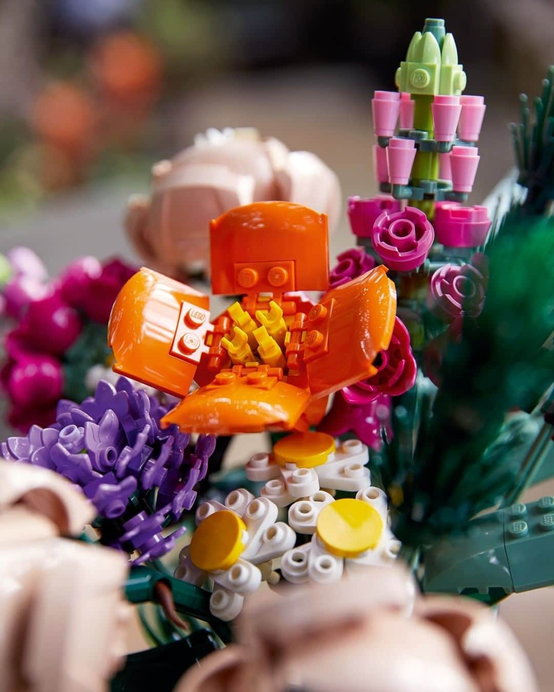 LEGOさんのインスタグラム写真 - (LEGOInstagram)「A beautiful bouquet of flowers – so realistic you could almost smell them! 💐 The Botanical Collection Flower Bouquet is available from January 1!   *vase not included #LEGO #Flowers #Bouquet #Botanical」12月30日 18時00分 - lego