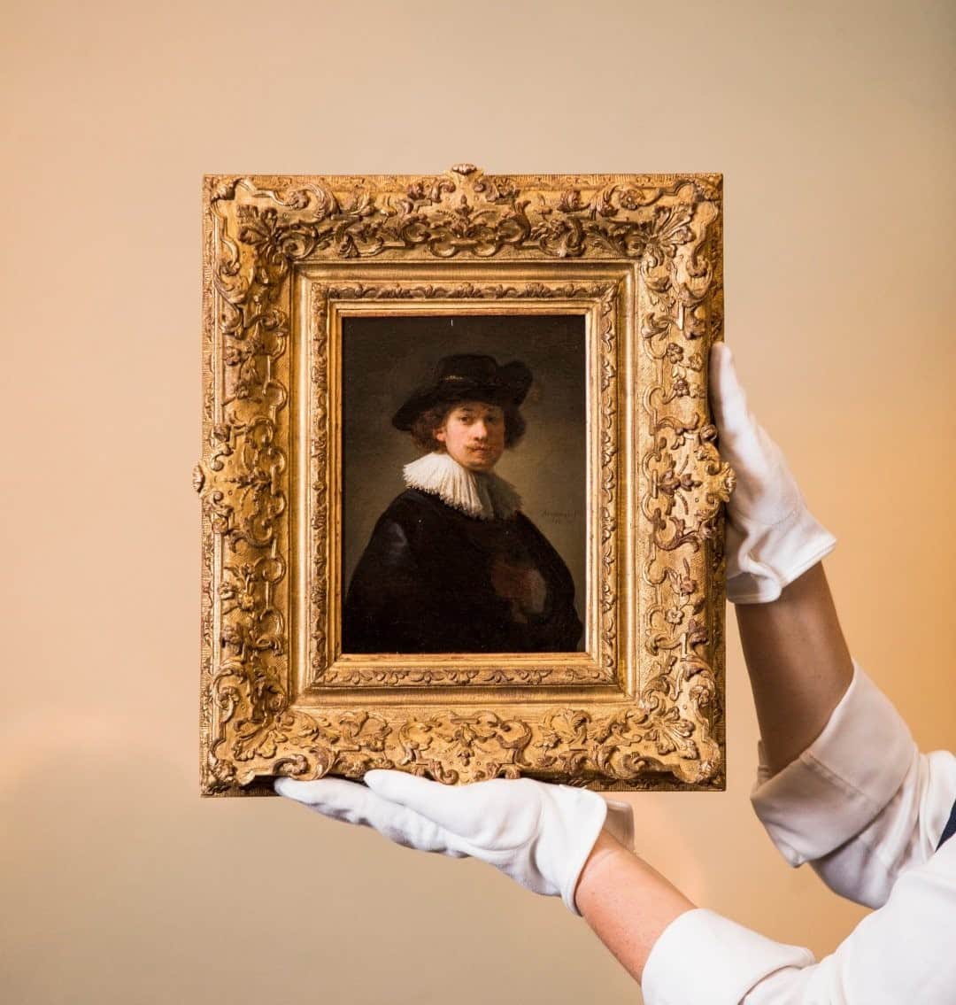 サザビーズさんのインスタグラム写真 - (サザビーズInstagram)「#Sothebys2020Wrapped: Today we’re looking back to one of our favourite selfies of 2020, Rembrandt’s self-portrait! 📸  An artist  captivated by his own image, the Dutch master captured his own physiognomy in no fewer than 80 works, spanning his entire career. This work, dated to 1632, set a new record for a self-portrait by the artist at auction when it sold for £14.5 million, as part of our #RembrandttoRichter sale in July.  The state-of-the-art livestreamed auction spanned over half a millennium of art history, offering the very best from Old Masters, Impressionist & Modern Art, Modern & Post-War British Art and Contemporary Art.  #Bestof2020 #Rembrandt #RembrandttoRichter」12月30日 18時00分 - sothebys