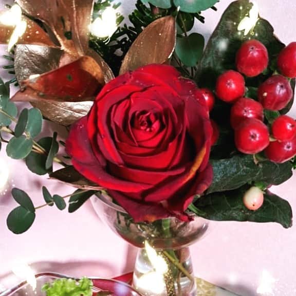 小柳津真由美さんのインスタグラム写真 - (小柳津真由美Instagram)「12月後半のテーブルフラワーは真っ赤な薔薇とフレッシュリーフでした  #良い香り #フレッシュリーフ #テーブルフラワー #真紅の薔薇 #薔薇 #小柳津真由美」12月30日 18時00分 - mayumioyaizu
