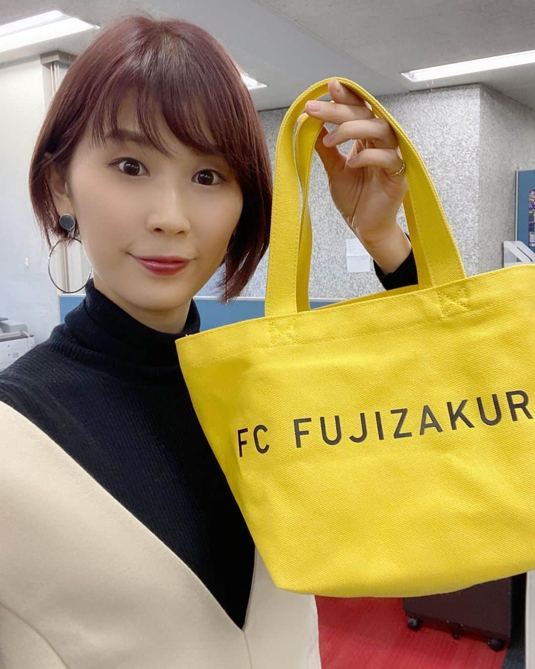 小松千絵さんのインスタグラム写真 - (小松千絵Instagram)「FCふじざくらのトートバッグ✨ 色がとっても可愛いし、 たくさん入るので使いやすいです😊✨  さぁ！明日は大晦日♬ 木曜キックス年内最後の放送です！ 13時からぜひ聞いてくださいねー😊  #FCふじざくら #女子サッカー #サッカー #サッカー好き #山梨県 #山梨 #yamanashi #甲府 #アナウンサー #ラジオパーソナリティ #ラジオパーソナリティー #ラジオ #radio #radiko #山梨放送 #ybsラジオ #小松千絵 #山梨スピリッツ #山梨スポーツ #スポーツ好き」12月30日 18時00分 - komao_chie