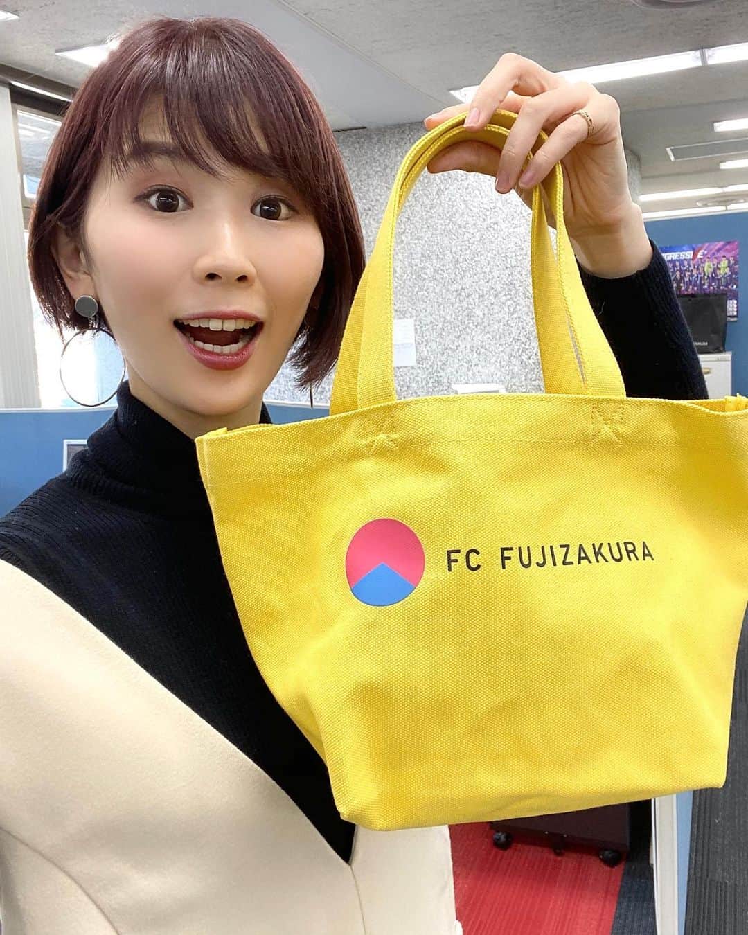小松千絵さんのインスタグラム写真 - (小松千絵Instagram)「FCふじざくらのトートバッグ✨ 色がとっても可愛いし、 たくさん入るので使いやすいです😊✨  さぁ！明日は大晦日♬ 木曜キックス年内最後の放送です！ 13時からぜひ聞いてくださいねー😊  #FCふじざくら #女子サッカー #サッカー #サッカー好き #山梨県 #山梨 #yamanashi #甲府 #アナウンサー #ラジオパーソナリティ #ラジオパーソナリティー #ラジオ #radio #radiko #山梨放送 #ybsラジオ #小松千絵 #山梨スピリッツ #山梨スポーツ #スポーツ好き」12月30日 18時00分 - komao_chie