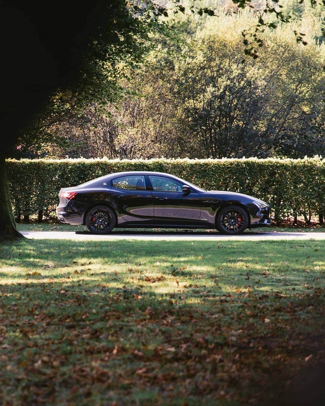 Maserati Japan | マセラティ ジャパンのインスタグラム：「その傑出した佇まい、ハイレベルなラグジュアリー性。 マセラティの大胆な哲学を、エレガントに体現するギブリ。 無機質で平凡な日常に、全てが異次元の心高鳴る体験と価値観を提案します。  ギブリの詳細はこちら https://www.maserati.com/jp/ja/models/ghibli  #Maserati #マセラティ  #MaseratiJapan #マセラティジャパン #Ghibli #ギブリ」