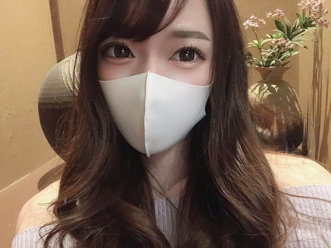 Rikaのインスタグラム：「. 本日で2020年最後の営業日😗 りかちゃん納めしましょん₍ᐢ.ˬ.ᐢ₎ . . マスクちっこい。 . .  #キャバクラ #キャバ嬢 #ドレス  #ビジョビ #富士見町 #可愛い  #美容 #お酒 #育乳 #ヘアメイク  #キャバドレス #千葉 #バストアップ  #富士見町 #歌舞伎町 #北新地 #可愛い #フォローミー #筋トレ  #ナイトナビ #自撮り女子 #❤️ #ホスト #キャバスタグラム #夜職  #加工スタグラム #バースデー #年末 #年越し #シャンパン」