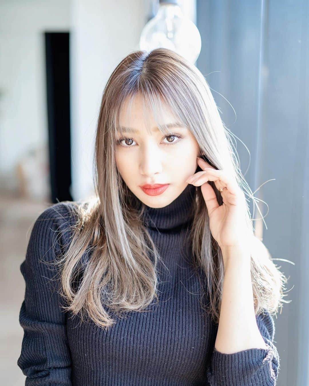 新井ニーニャのインスタグラム：「前髪を切りました💇🏽‍♀️ @motonori_kurihara  のところで相談しながら、、☺️✨  実はインスタに書こうか悩んでたんだけど ストーリーとか年明けから出す YouTube動画でみんなに『ん？』って 思われたら嫌だなと思ったので 前髪カットした理由を話します😂 (動画類は加工しきれないので😅)  以前、某美容クリニックで フォトフェイシャルをしたらまさかの 顔面火傷になっておでこに11箇所怪我してしまったの。  肌を綺麗にするものなのに火傷って 正直意味がわからなくて お医者さんがいるクリニックなのに こんなこと起きるの⁉️って感じで。 しかも医師には3日で綺麗に治りますよ って言われたのに1ヶ月経っても消えなくて 別の皮膚科に行ったら色素沈着してるって😭💦  施術した人からは謝罪一切なくて 正直モヤモヤしているところで 火傷はおでこ全面だからまともに仕事も出来ず (特にモデルの撮影全て💦) 少しでも隠すために、前髪を作りました。  前髪長いほうが好きだし 本当は切るの嫌だったんだけど 怪我をいつもオープンにする方が メンタル的に持たなくて。 仕事もあるし、隠すために渋々、、🥺🙏 って思ったんだけど、  くりちゃんのテクニックで 超！お気に入りの前髪になりました❗️😭💓  本当に感謝‼️かわいいし😭💕 本当に本当にありがとう😭🙏✨✨  なので、こんな事件で前髪作ることになりましたが、意外とお気に入りです🥰笑 しばしこのスタイルでお付き合いください🙏✨  あと何故公表したかというと、 消費者センターとかに相談したら こういう事例はちょこちょこあるらしく 不適切な対応取られている方が多いらしいの。 なので、そういう方と情報交換したい意味を込めて 公表しました！  今私が対処してる話も話しますし 似た経験された方や 今後そうなってしまった方がいたら 是非DM下さい📩  話逸れましたが、 とにかく綺麗なヘアカラーと 前髪を作ってくれたくりちゃんに 感謝です😭🥺🙏✨ いつもありがとう🥺🙏✨  #前髪 #シースルーバング #前髪カット #ヘアカラー #外国人風カラー #シースルーバング風 #しーするーばんぐ」