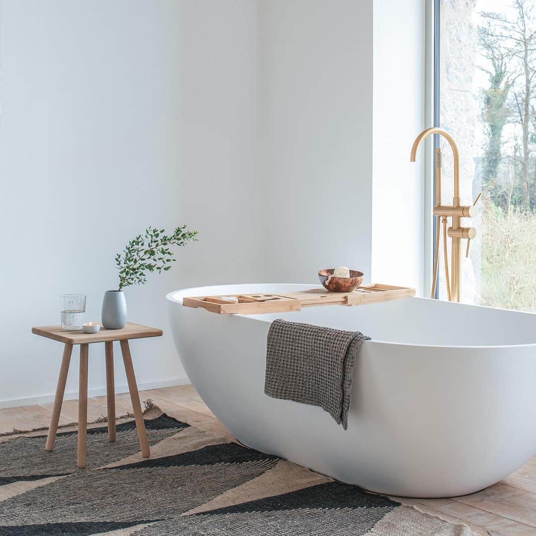 フレンチコネクションのインスタグラム：「With all of us spending a lot of time at home this year, it’s time for a change of scenery, and what better place than this beautiful contemporary Cornish escape.  We’ve partnered with @uniquehomestays to give one lucky winner the chance to win a luxury break at this modern Cornish retreat, The Meadows (furnished with some festive cosy touches from our home collection), PLUS £250 to spend on our French Connection homeware*.  Go over to our Instagram Stories now to enter. Good luck!  #UniqueHomestays #FrenchConnection (📷: @uniquehomestays).」