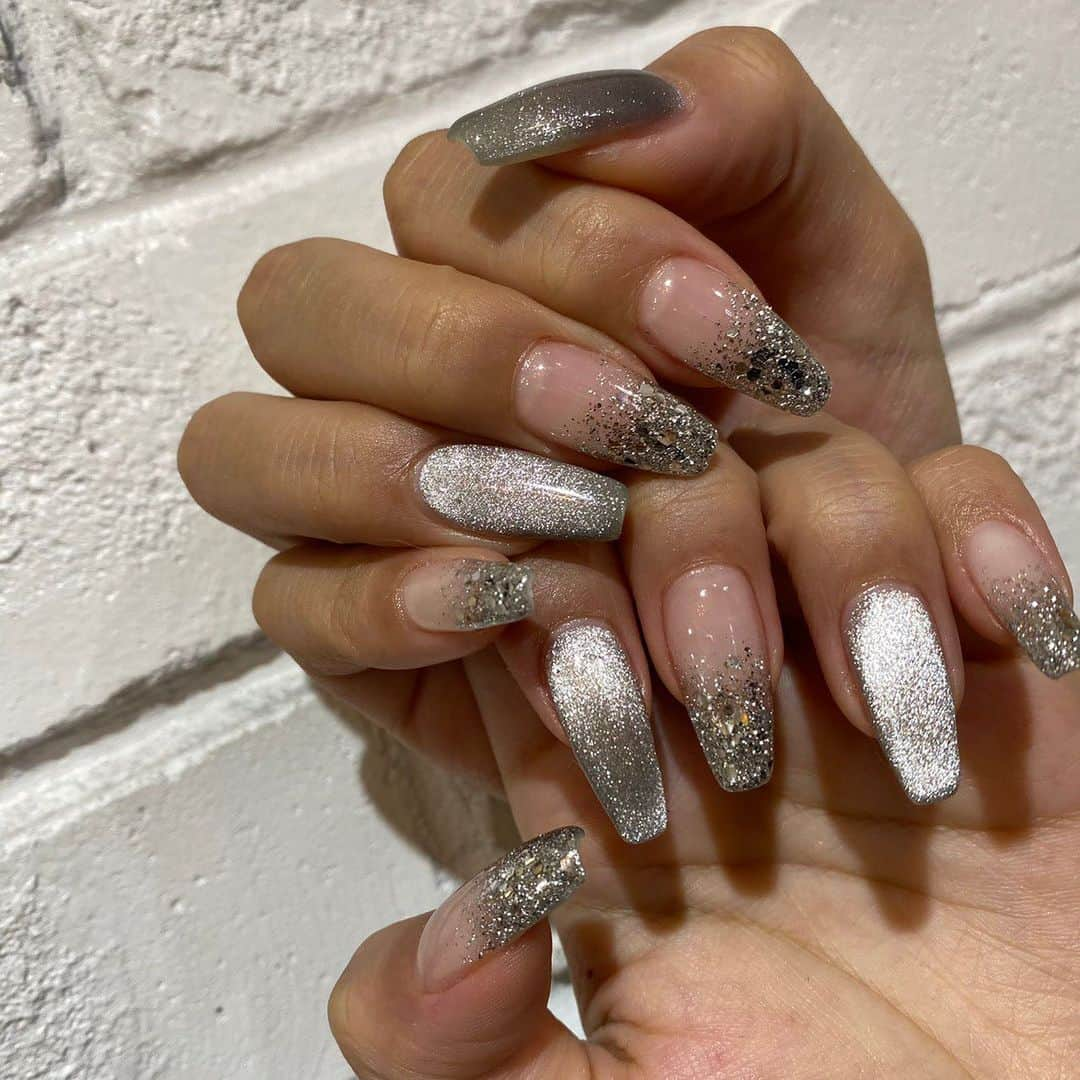 春咲りょうのインスタグラム：「今年のラストネイル💅💎✨ ・ ・ 冬らしくキラキラにしたよ🥰 ・ ・ ・ #2020 #nail #lastnail #shibuya #lapis」