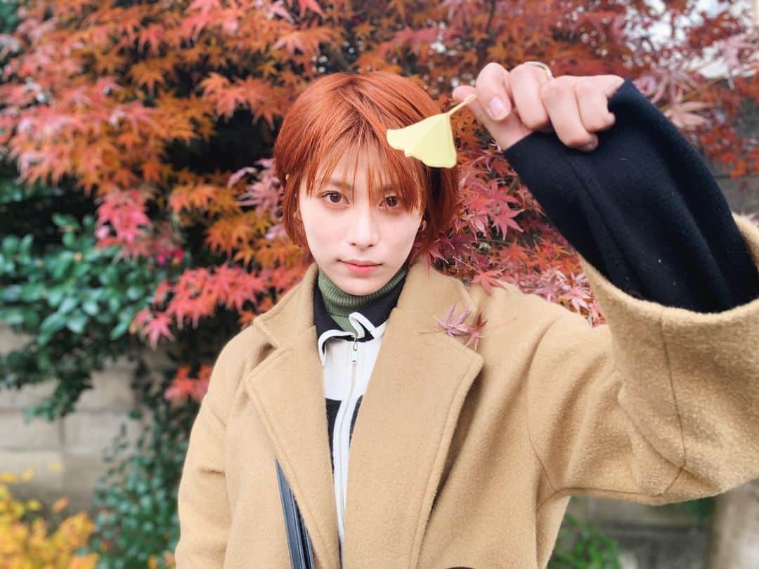 春川芽生のインスタグラム：「なんということでしょうッッッ！ な〜んか楓ちがオレンジ納めてくれてお年玉一番乗り👏🧧儲け儲け( ◠‿◠ )#下劣station #そして紅葉 【🍁@k0a2e2d3e 🥯】  外で反射した自分をみたらめっちゃオレンジやん！(笑)ってびっくりしたけど、同時に馴染みも感じちまって😗🍁」