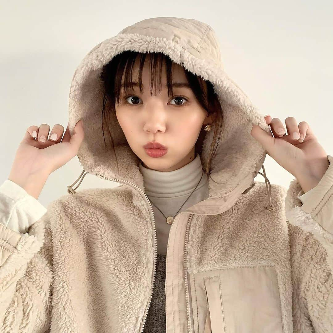 non-noさんのインスタグラム写真 - (non-noInstagram)「2月号「ノンノモデルの私服、いっき見せ！」から愛美のオフショ💌💨♡﻿ ときめき必至のちゅん顔をお届けです…！！🥺💗  お洋服がおしゃれなだけじゃなく、アクセもいつも可愛い愛美の私服🥰 バッグの中身では、持ち歩き用のコスメもチェックできちゃうよ💄👀✨﻿ #nonno #nonno_magazine #ノンノ2月号 #江野沢愛美﻿」12月30日 18時23分 - nonno_magazine