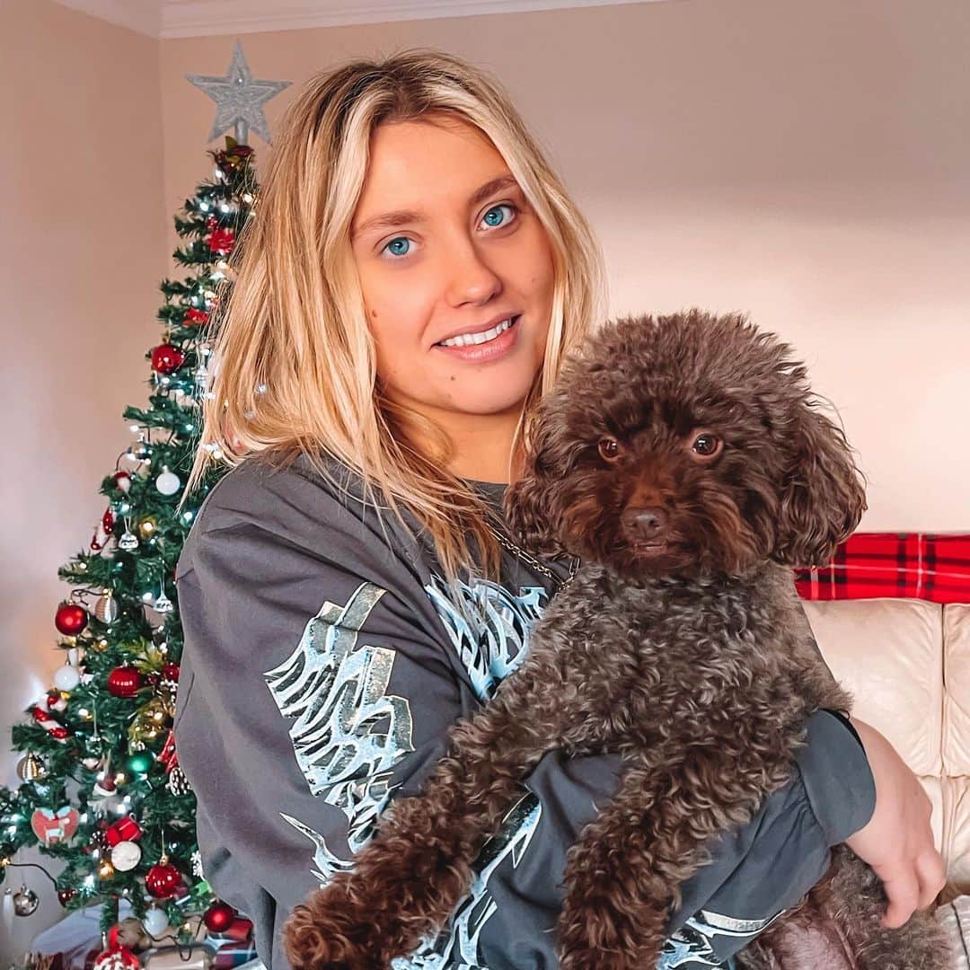 エラ・ヘンダーソンさんのインスタグラム写真 - (エラ・ヘンダーソンInstagram)「Whoever said diamonds are a girls best friend, never had a dog 🐩 🐾 😍🎄 x. E #poodle #fluffy #christmastime」12月30日 18時23分 - official_ellahenderson