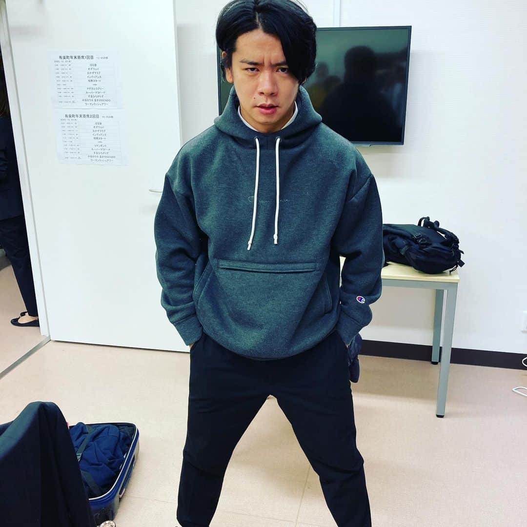 畠中悠のインスタグラム：「久しぶりにチャンピオンにお会いしました！ 忙しすぎてトイレ行く直前も写真撮られてます！僕に！ #マヂカルラブリー　さん #野田クリスタル　さん #村上　さん #チャンピオン #お笑い王」