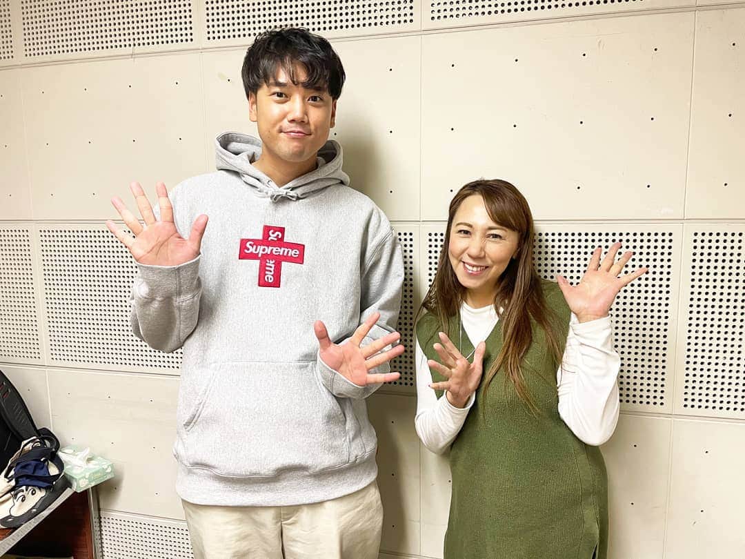 黒崎貴之のインスタグラム：「ㅤㅤㅤㅤㅤㅤㅤㅤㅤㅤㅤㅤㅤ 今日で2020年仕事納め‼️﻿ ﻿ BSNラジオ﻿ 毎年恒例の演歌特番﻿ 『oh!演歌ハイパー2020冬』﻿ ﻿ 毎年演歌コンサートの司会をさせて頂いていましたが、今年はありませんでした。﻿ ﻿ イベントもなくなり、当たり前のことが当たり前ではなかったことを痛感しております。﻿ ﻿ 来年こそは皆さんと触れ合える機会が増えることを願っております。﻿ ﻿ 今年1年ありがとうございました😊✨﻿ ﻿ #新潟﻿ #演歌﻿ #BSNラジオ﻿ #華乃美幸　さん﻿ #ゆく年くる年アナウンサー﻿ #黒崎貴之」