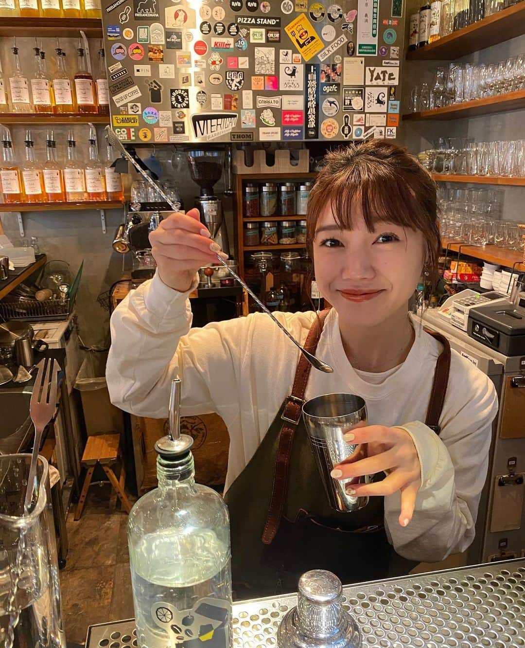 黒田りささんのインスタグラム写真 - (黒田りさInstagram)「🍸 . 今日で約2年お世話になった シタデルを卒業します🍋 . 常に進化している わくわくがつまった大好きな場所＊ . お酒やカクテルの事だけでなく アイディアを形にしていく面白さを学ばせてもらったし、 たくさんの出逢いや経験をさせてもらいました！ . 振り返ると、 よく飲んだし、よく笑ったなあ〜と... とにかく楽しい思い出でいっぱいです☺︎ .  今日も、 たくさん飲んで、笑って卒業したいと思います♡ . よっしーはじめ、スタッフのみんな お世話になった皆さん 本当に本当に ありがとうございましたっ！！ . 今年最後のシタデルおさめ よかったら遊びに来てくださいっ🍸♡ . @citadel_fukuoka  . . #citadel」12月30日 18時17分 - kurorisa_14