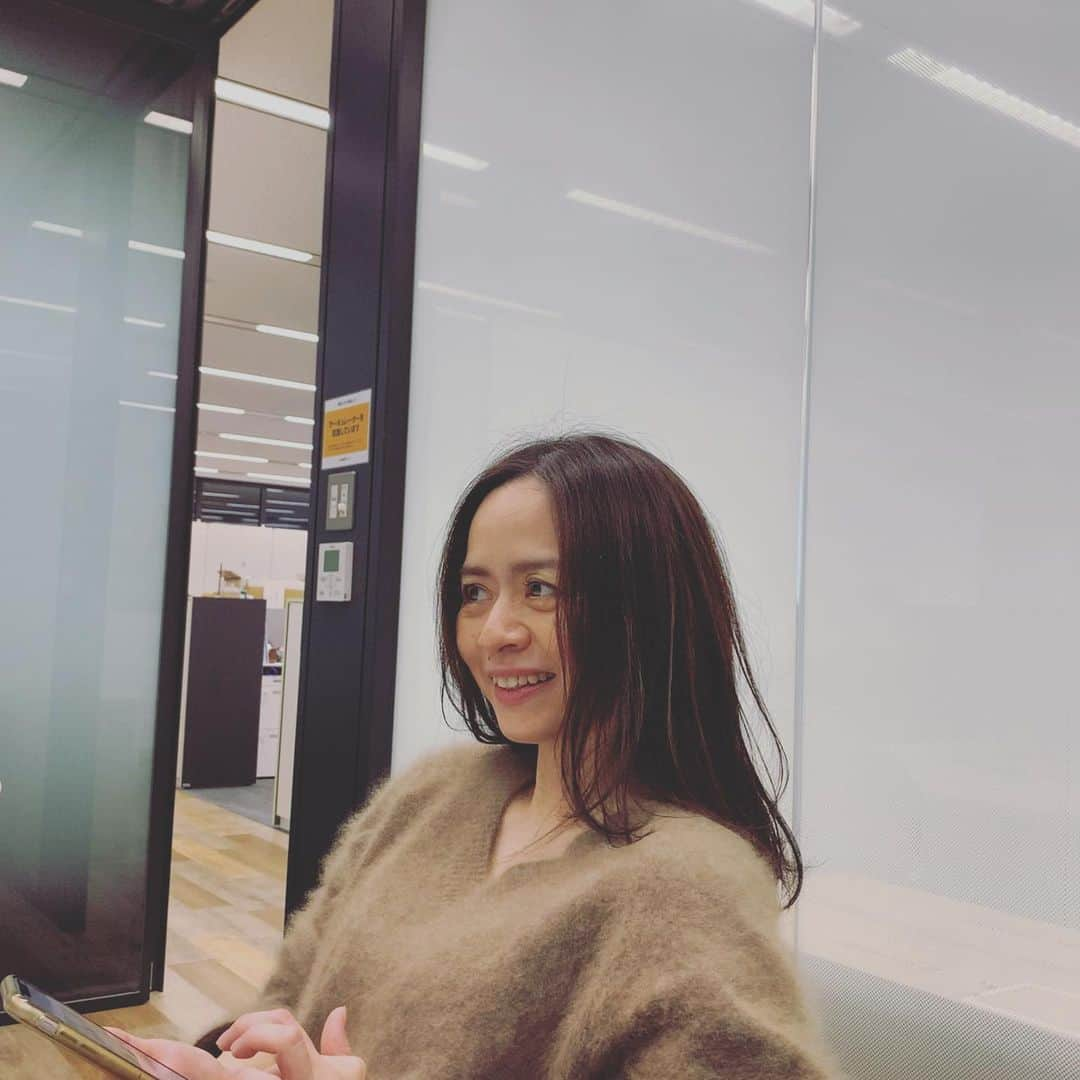 八木田麻衣さんのインスタグラム写真 - (八木田麻衣Instagram)「本日21:00〜 ラストかなちゃん！！ 年内最後のインスタライブですっ。 アナログ盤、または30周年アルバムを持って集合ー！！ かなちゃん、毒舌とか言われてますが笑、毒舌ですが笑、実は本当に本当に優しい人。話せばわかるよ。皆さん是非ともリクエストして話してみてー！！」12月30日 18時17分 - yagitamai