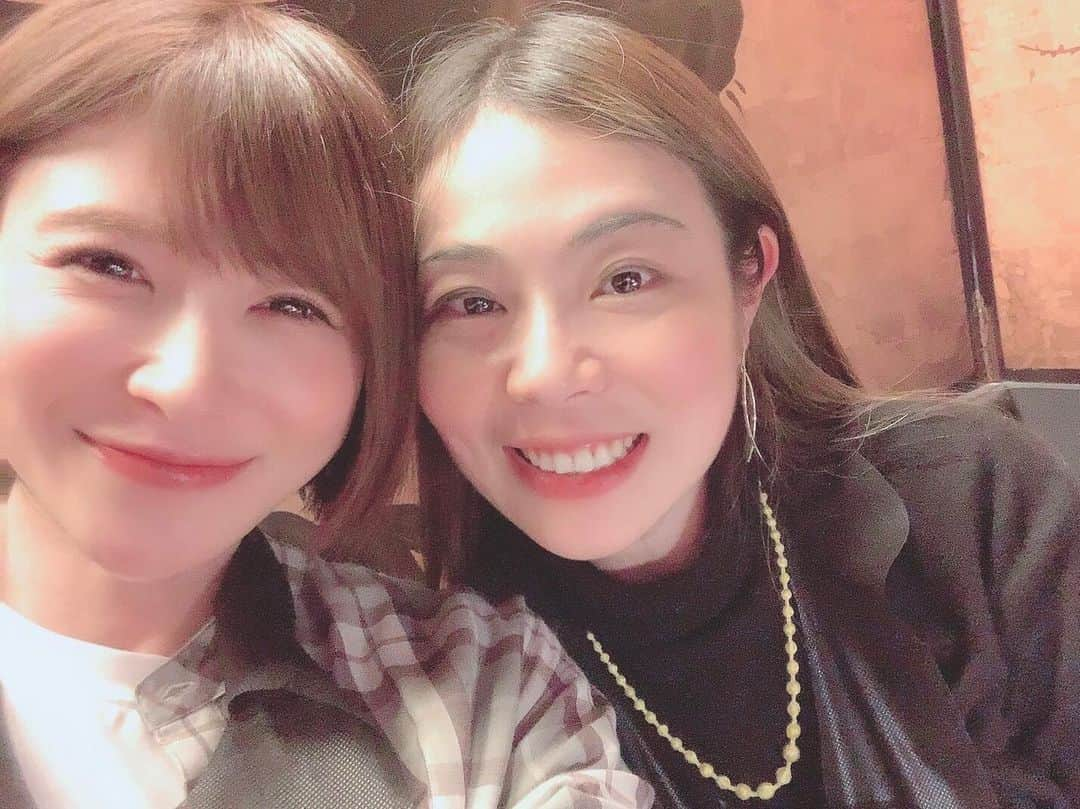 ヨーコさんのインスタグラム写真 - (ヨーコInstagram)「やっと会えた💘 ・ ・ ・ 先日タイミングが合って、大好きな友だちと会うことができました。  てじー✨  出会ってからこんなに会えなかった年は初めて。 電話したりメッセージを送り合っていても、やっぱり直接会って笑い合える時間はとてもとても大切だと改めて気付いた夜でした。  今年も誕生日をお祝いしてくれてありがとう💓 お揃いのかわいいピアスをもらったよ😍  てじーは優しくて気遣いの人。 実はお互い少ーし似てるところがあって、それを共感して安心する。  来年はもっと会えるようになるといいな。 延期になってる旅行計画もリベンジしたいし！  お互い健康に気をつけて、おばあちゃんになるまでよろしくね❣️  いつも本当にありがとう😌  @tejimayuu0827  #手島優 #てじー #teji #ヨーコ #お祝い #女子会 #selfie #girls #shooting  #myfriend #bestfriend」12月30日 18時17分 - y0k0_1108